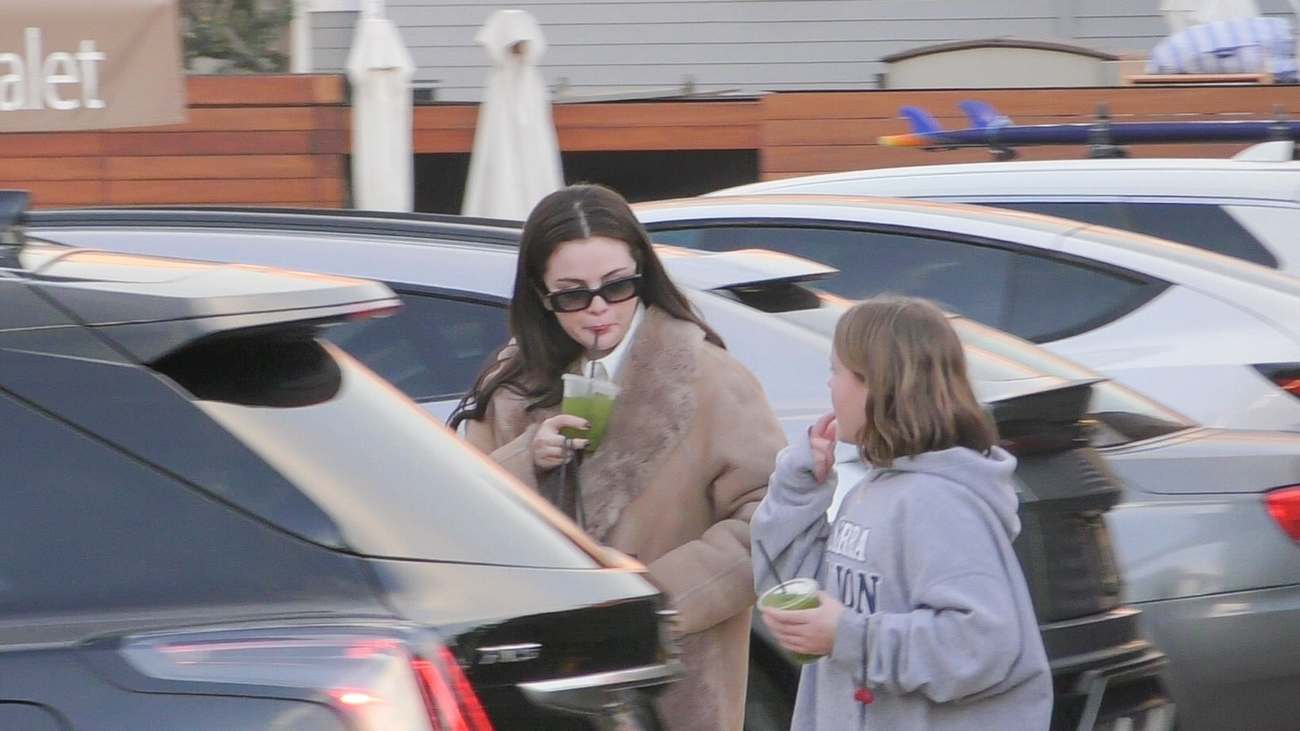 Selena_Gomez_-___her_sister_Gracie_were_spotted_leaving_Nobu_restaurant_in_Malibu2C_California__0130202418.jpg
