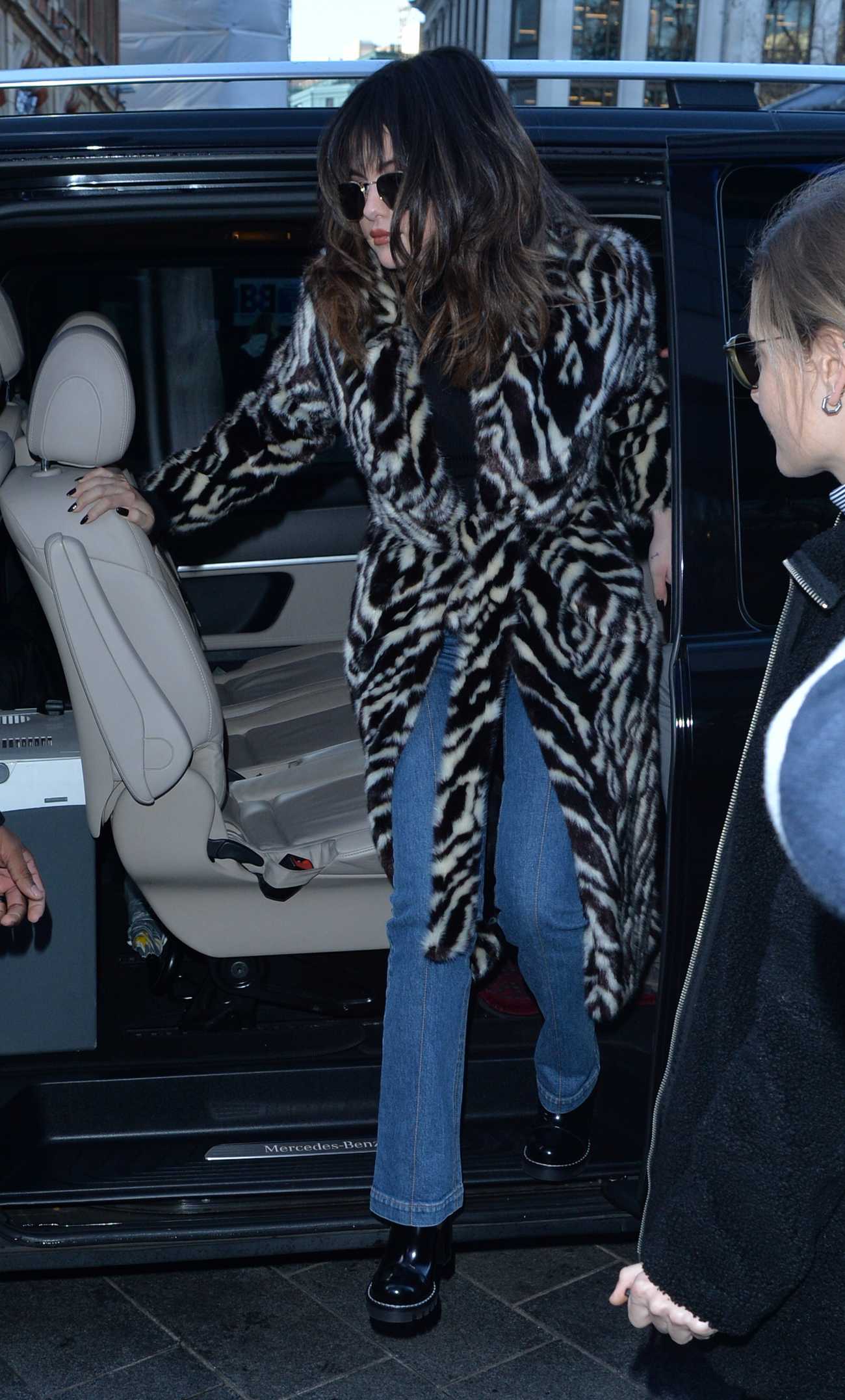 Selena_Gomez_-_arriving_at_Capital_Breakfast_Radio_Studios_in_London2C_England__12112019-05.jpg
