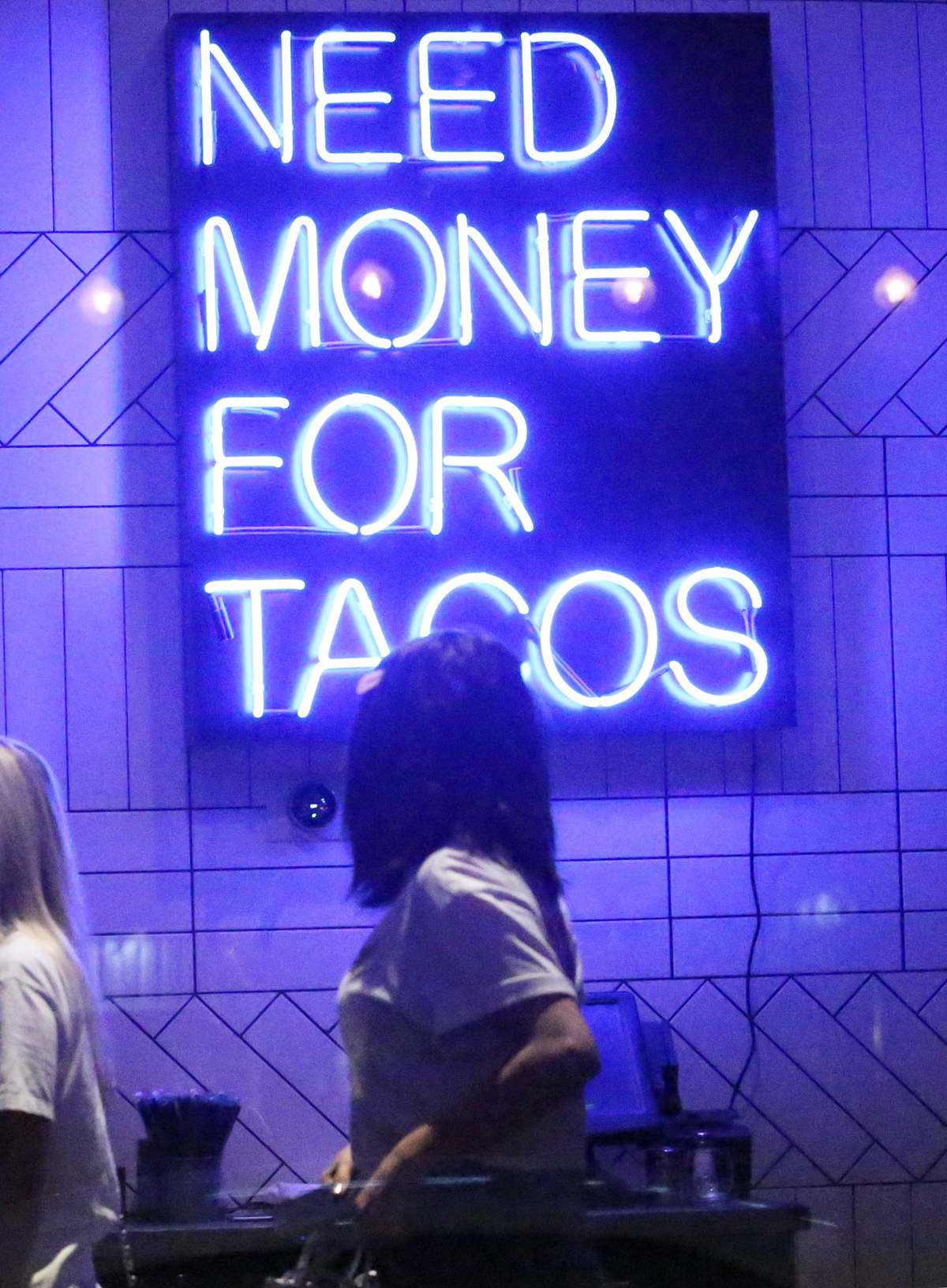 Selena_Gomez_-_arriving_at_Tacoes_for_Money_Mercato_Restaurant_in_Studio_City2C_06142019-04.jpg