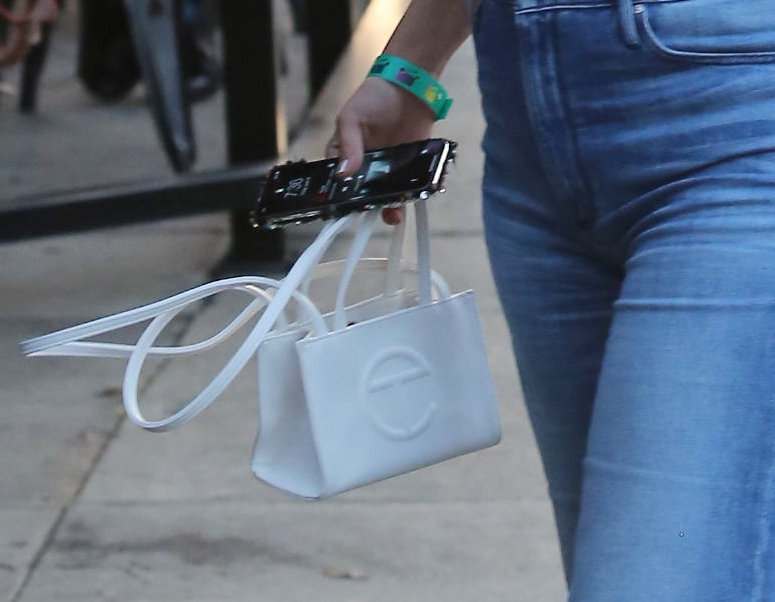 Selena_Gomez_-_arriving_at_Tacoes_for_Money_Mercato_Restaurant_in_Studio_City2C_06142019-05.jpg