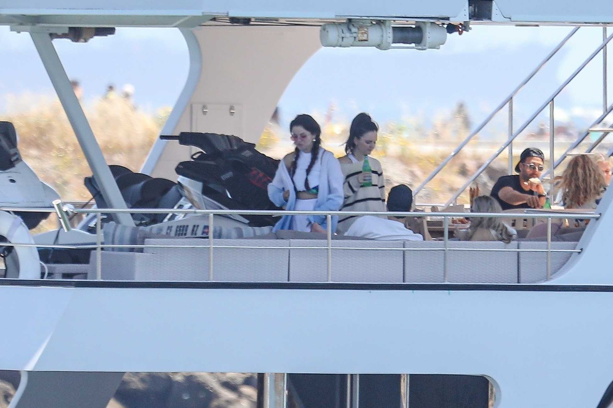 Selena_Gomez_-_celebrates_Memorial_Day_with_friends_aboard_a_luxury_yacht_in_Malibu2C_California__0531202211.jpg
