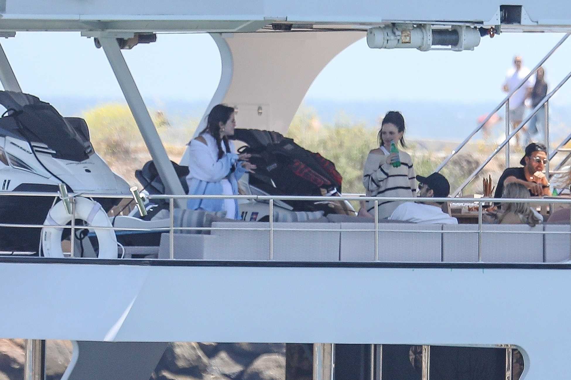 Selena_Gomez_-_celebrates_Memorial_Day_with_friends_aboard_a_luxury_yacht_in_Malibu2C_California__0531202217.jpg