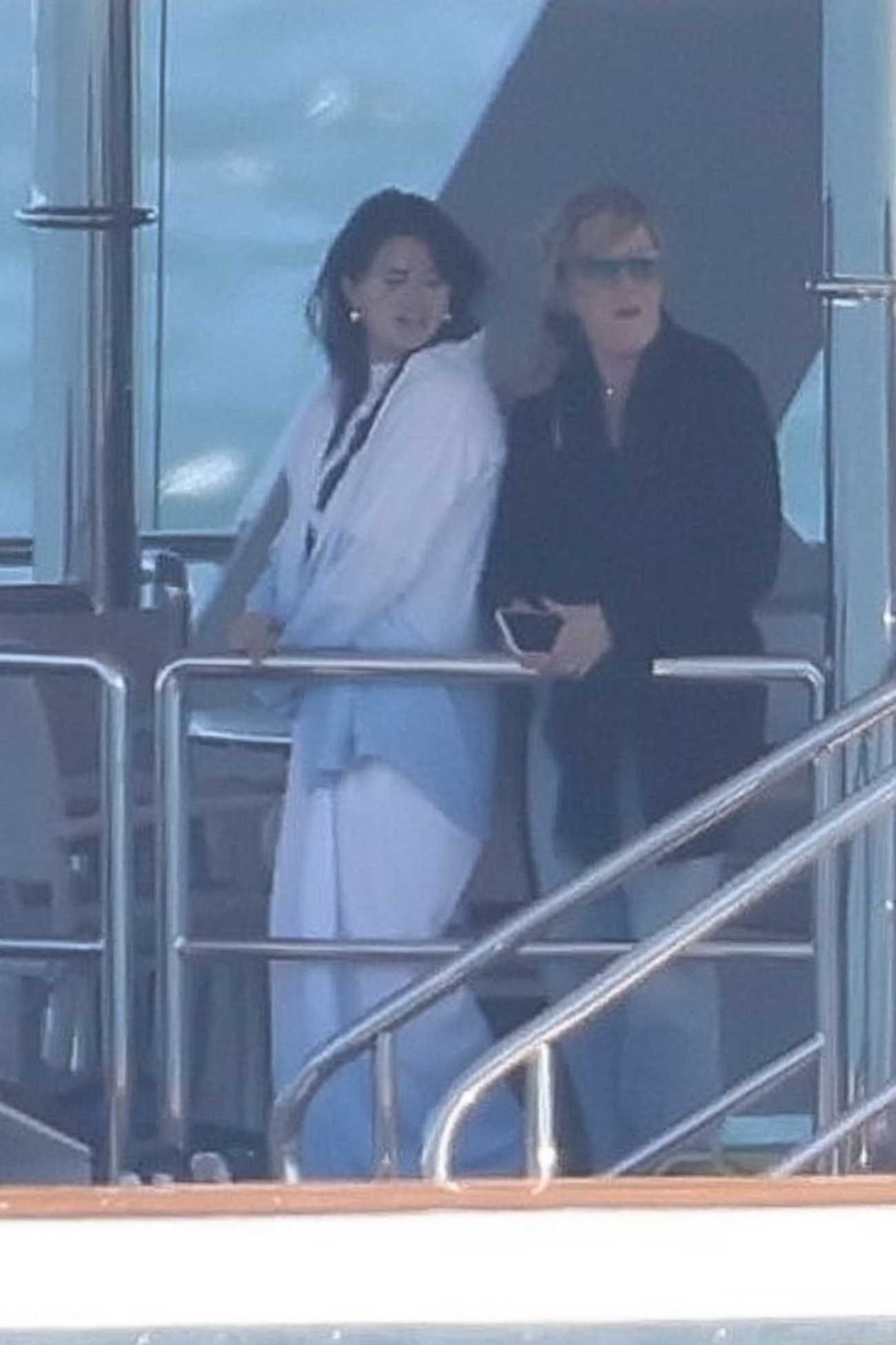 Selena_Gomez_-_celebrates_Memorial_Day_with_friends_aboard_a_luxury_yacht_in_Malibu2C_California__0531202230.jpg
