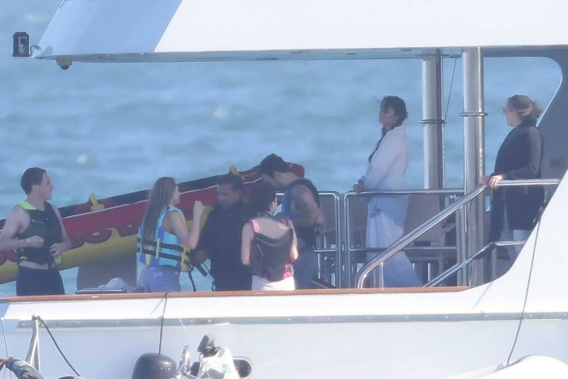 Selena_Gomez_-_celebrates_Memorial_Day_with_friends_aboard_a_luxury_yacht_in_Malibu2C_California__0531202233.jpg