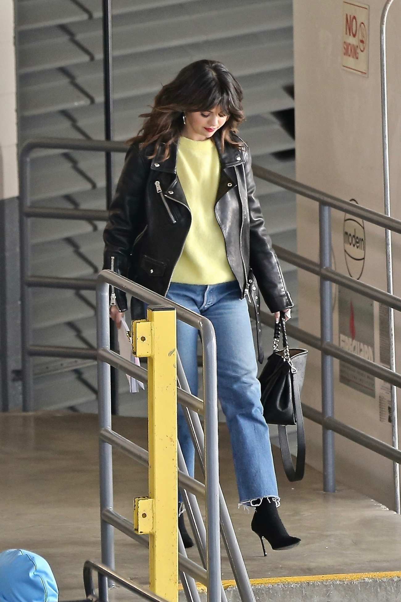 Selena_Gomez_-_checks_out_new_office_space_with_friends_in_LA_02042020-01.jpg