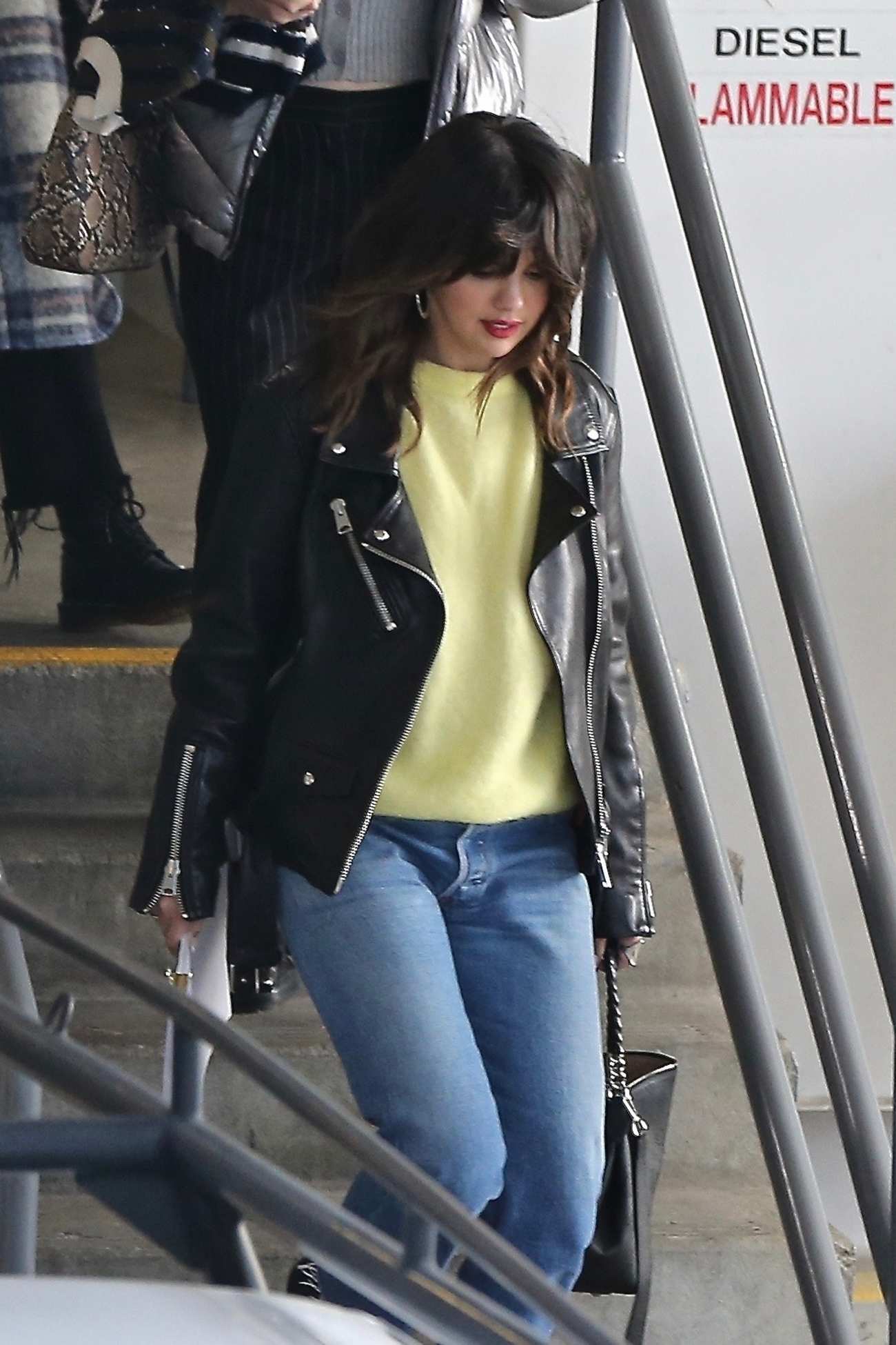 Selena_Gomez_-_checks_out_new_office_space_with_friends_in_LA_02042020-02.jpg