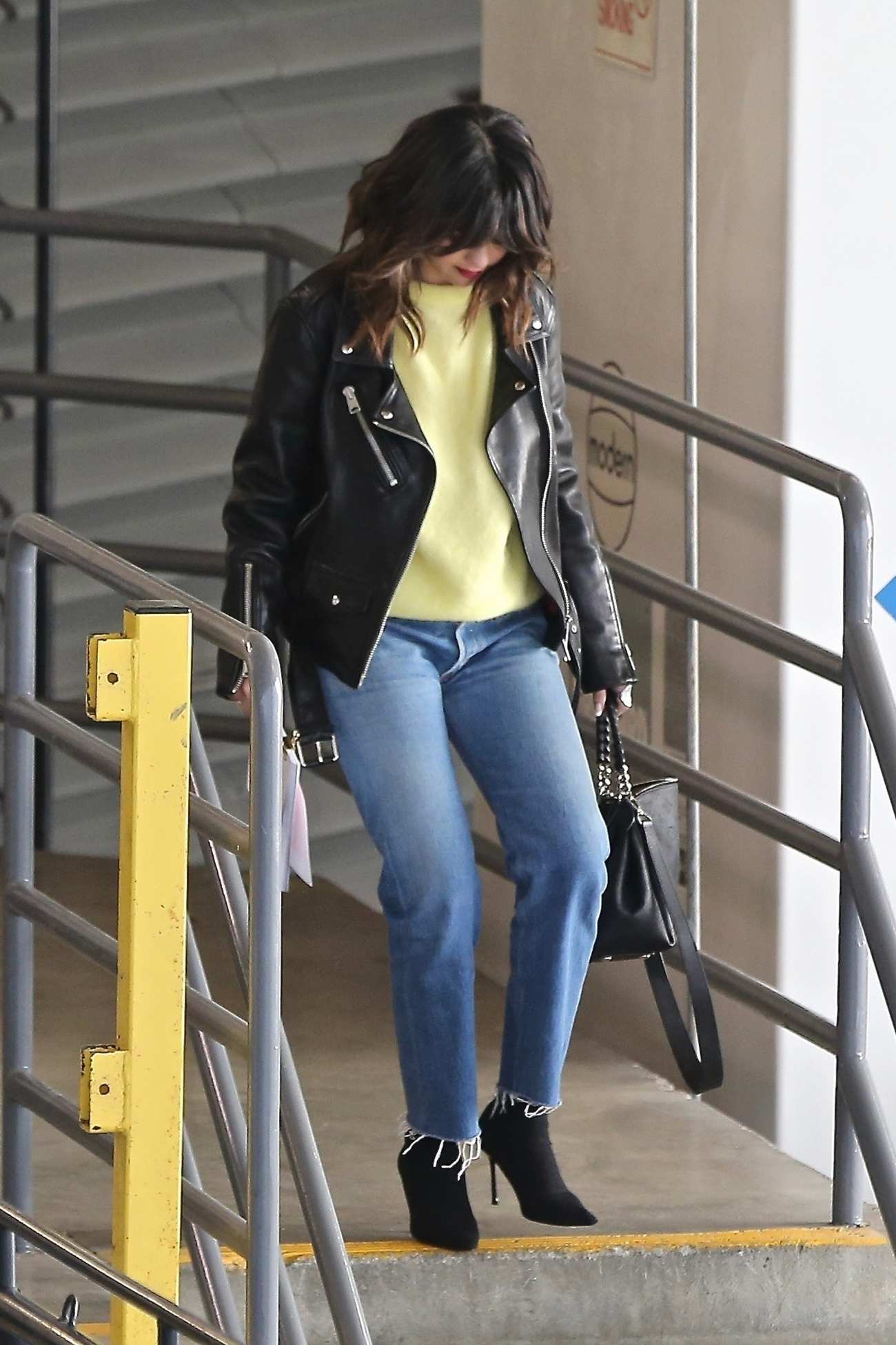 Selena_Gomez_-_checks_out_new_office_space_with_friends_in_LA_02042020-05.jpg