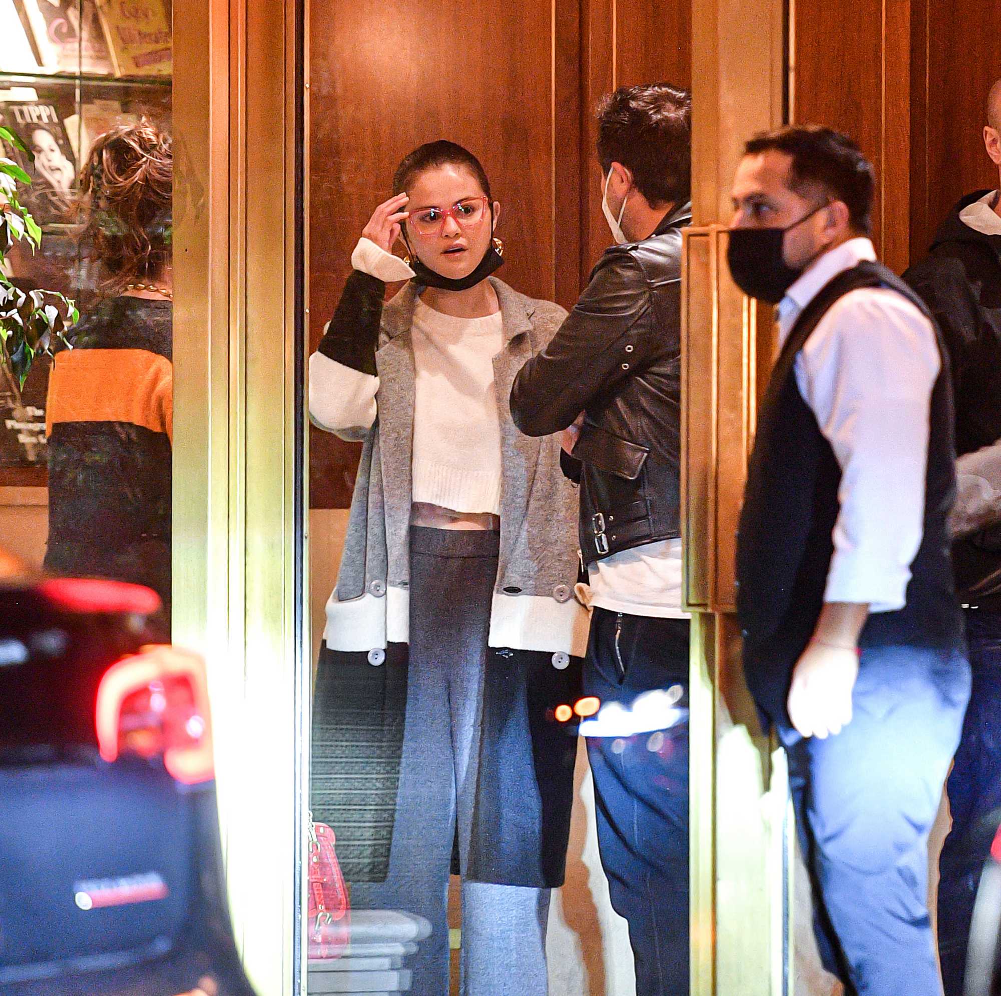 Selena_Gomez_-_exiting_a_restaurant_in_Los_Angeles2C_February_272C_202200004.jpg