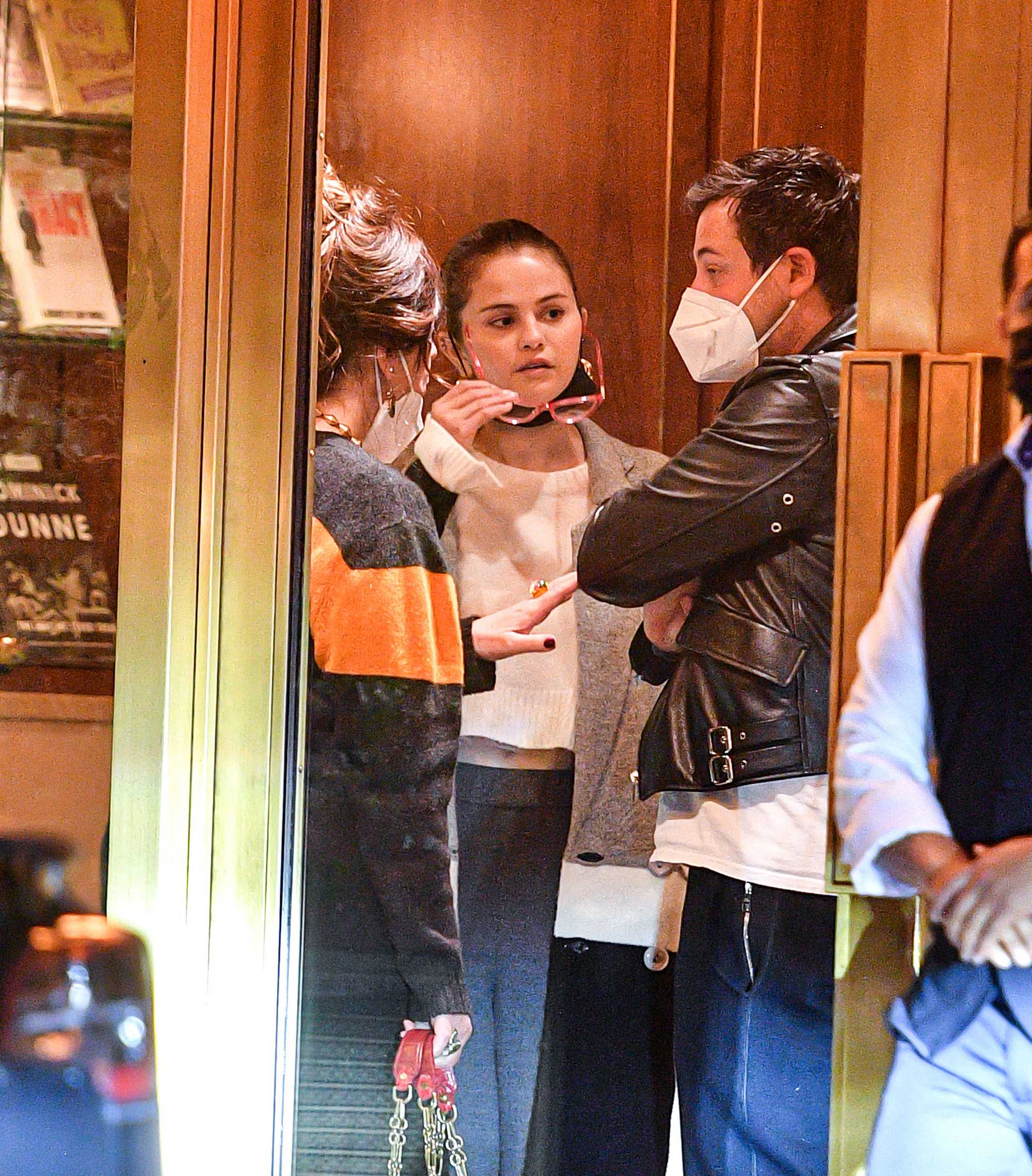 Selena_Gomez_-_exiting_a_restaurant_in_Los_Angeles2C_February_272C_202200005.jpg