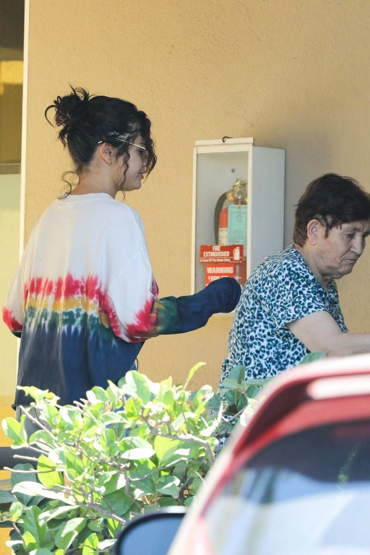 Selena_Gomez_-_exits_a_LA_dermatologist_office_and_assists_an_elderly_woman_June_192C_2019-01.jpg