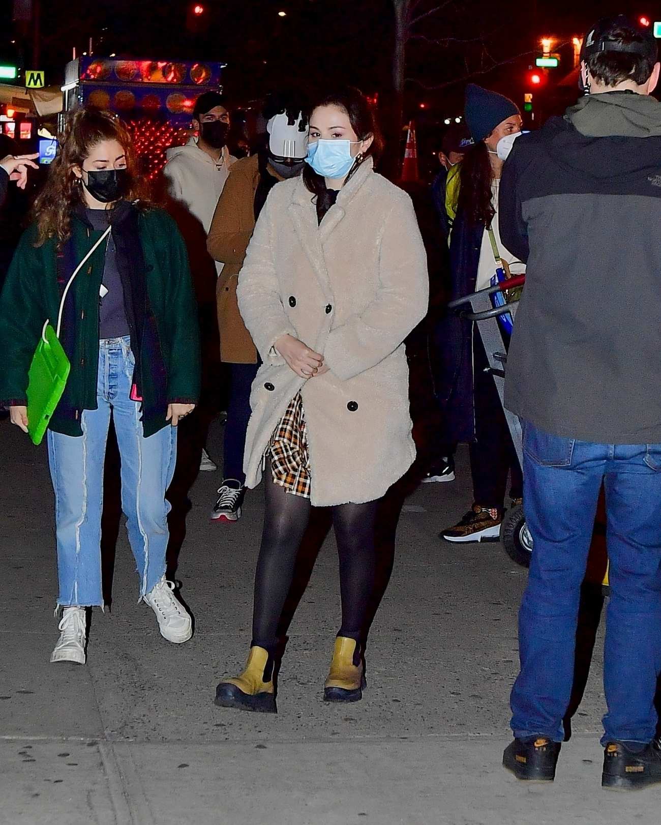 Selena_Gomez_-_films_a_night_scene_for_her_upcoming_project_Only_Murders_In_The_Building_In_New_York2C_03302021_06.jpg