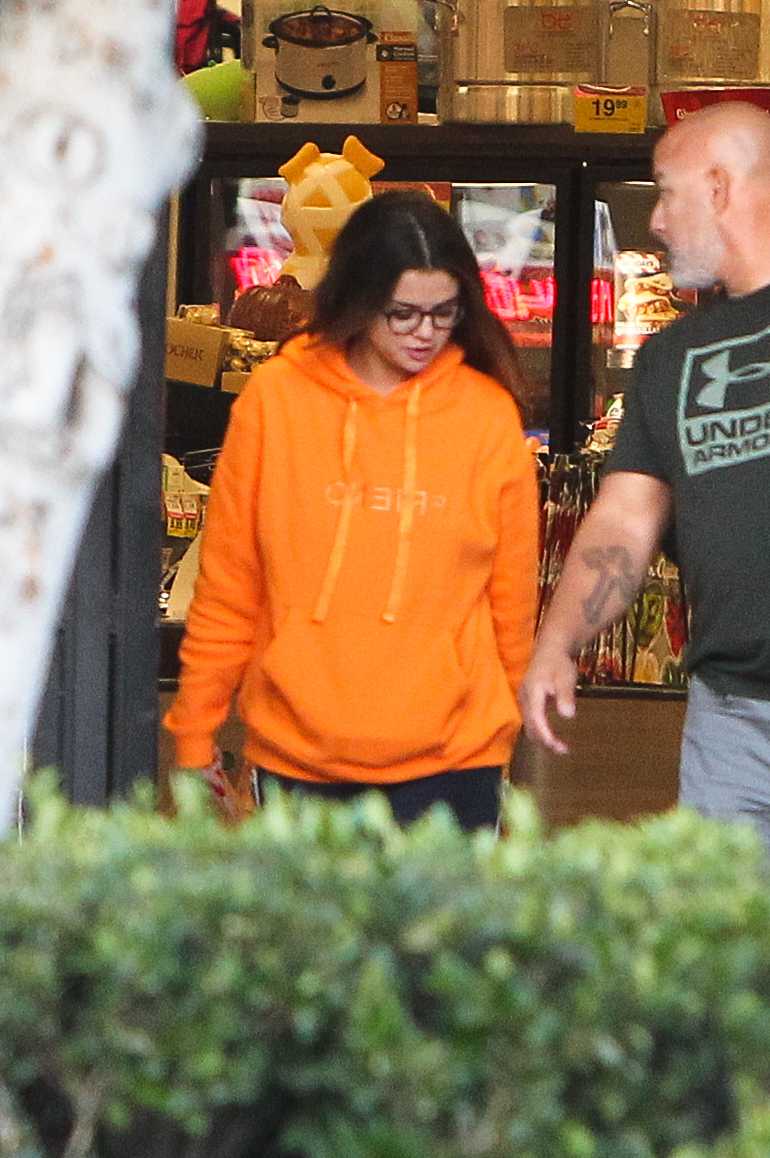 Selena_Gomez_-_goes_grocery_shopping_in_Los_Angeles2C_CA__10312019-01.jpg