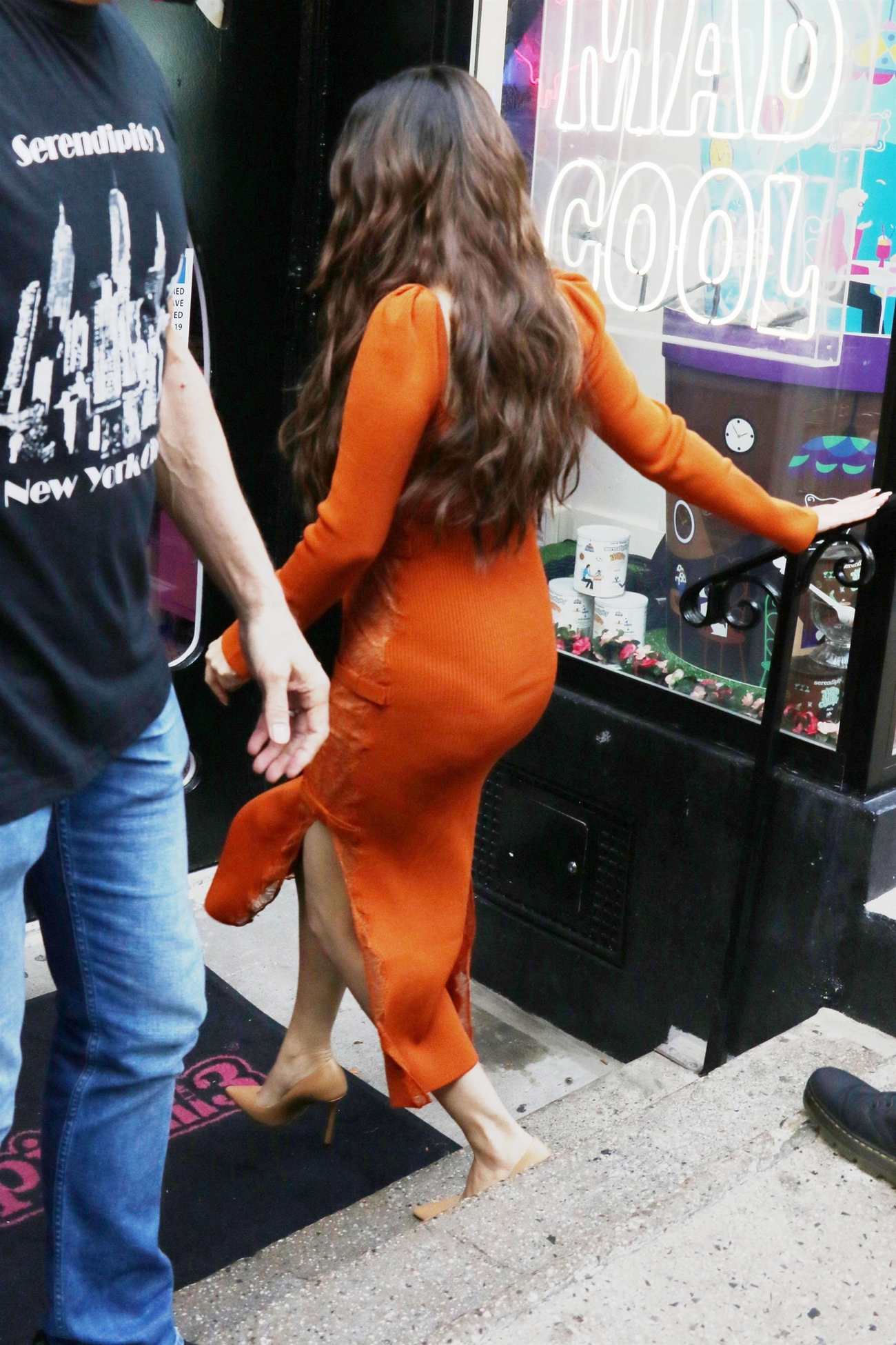 Selena_Gomez_-_goes_to_lunch_at_Serendipity_3_in_New_York_City2C_09082021_00004.jpg