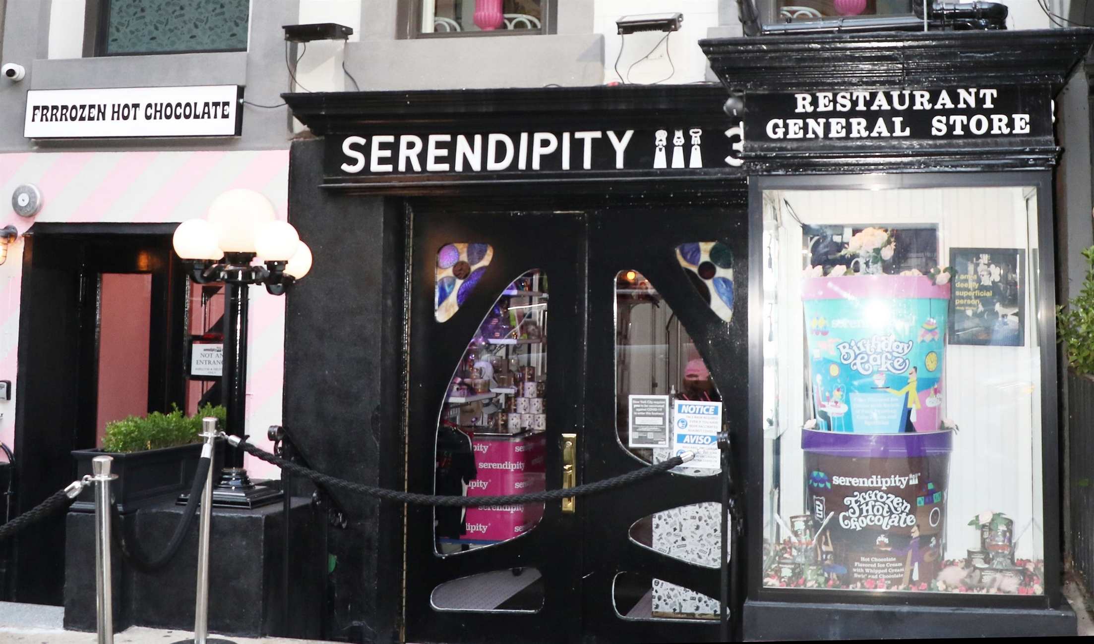 Selena_Gomez_-_goes_to_lunch_at_Serendipity_3_in_New_York_City2C_09082021_00005.jpg