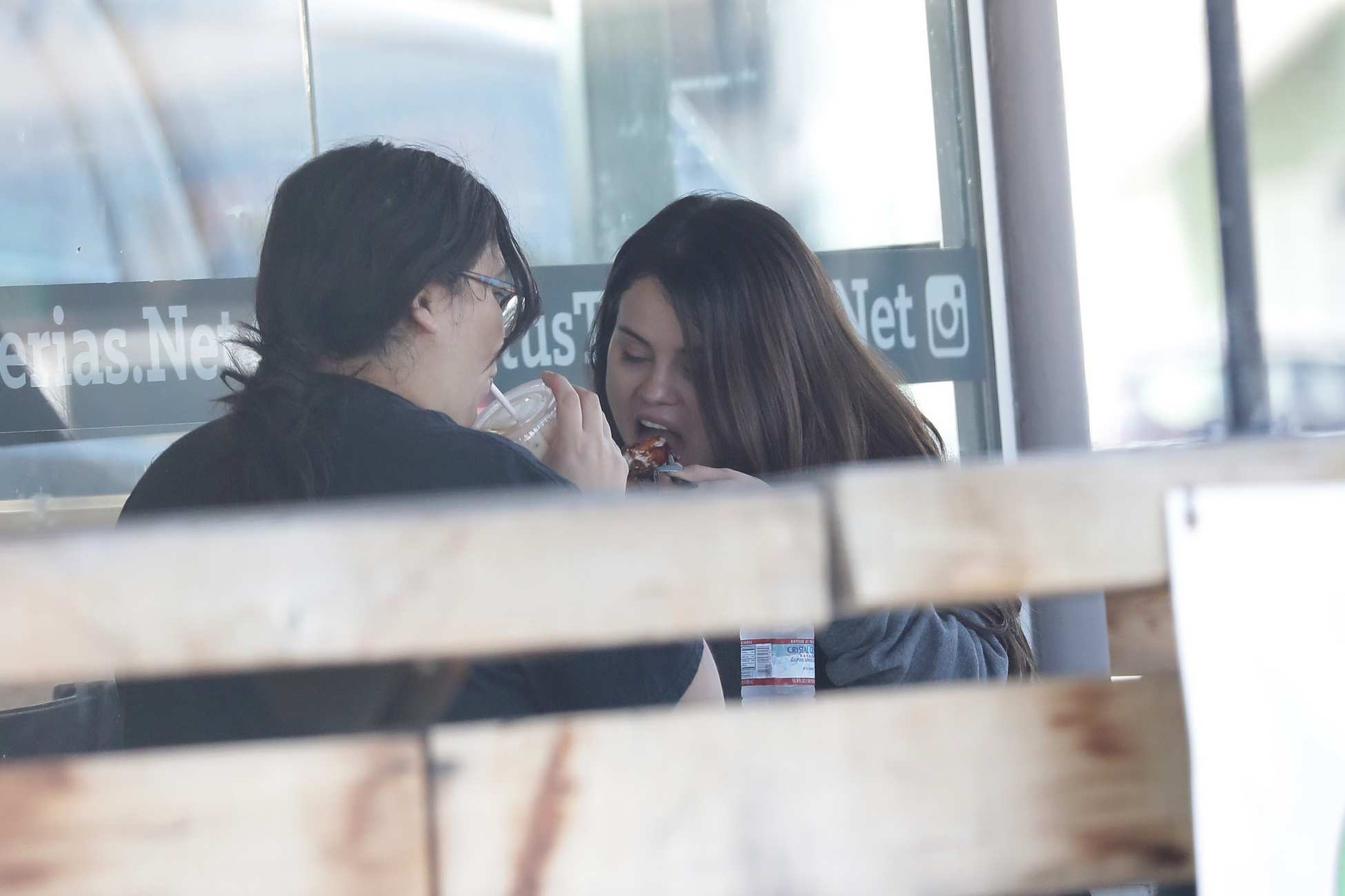 Selena_Gomez_-_grabs_a_Sundy_bite_at_Catus_Taqueria_in_Los_Angeles2C_California__09192021_00005.jpg