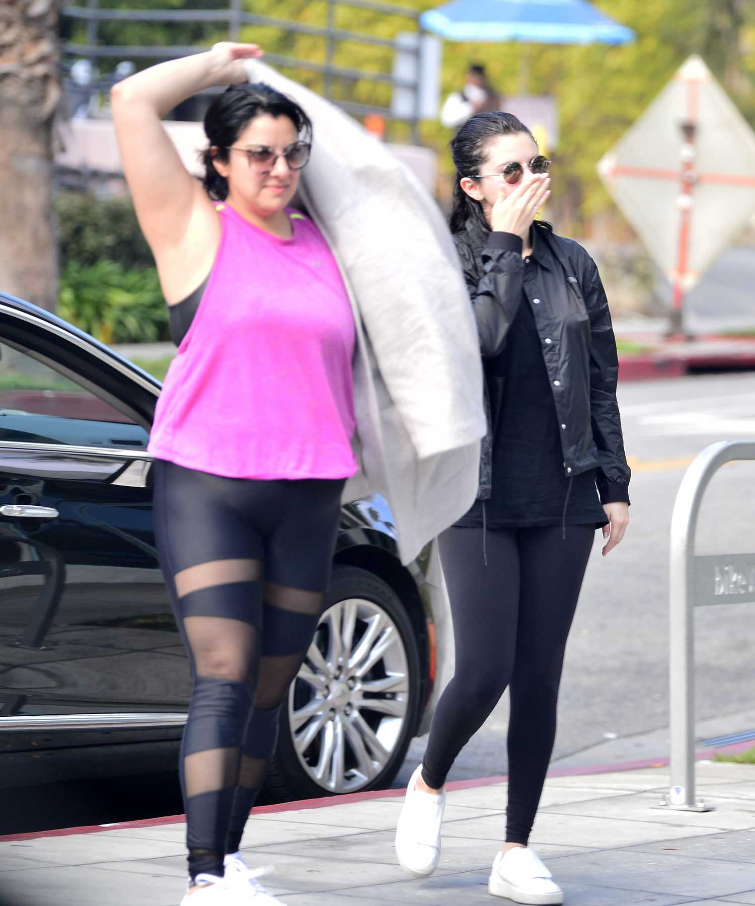 Selena_Gomez_-_grabs_a_morning_coffee_after_doing_pilates_with_a_friend2C_LA_01292019-01.jpg