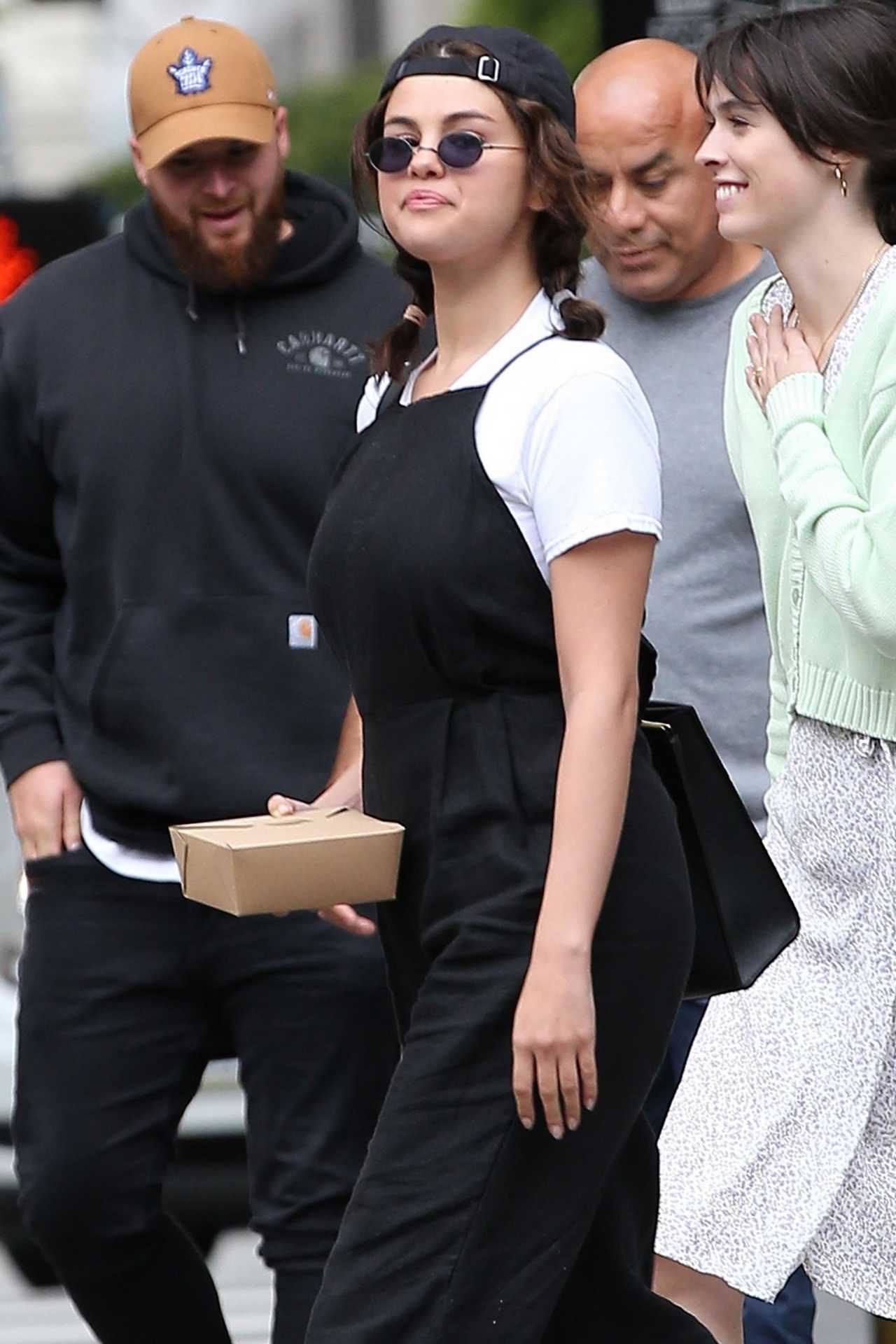 Selena_Gomez_-_grabs_lunch_with_friends_at_Tortino_s_in_downtown_LA2C_05262019-05.jpg