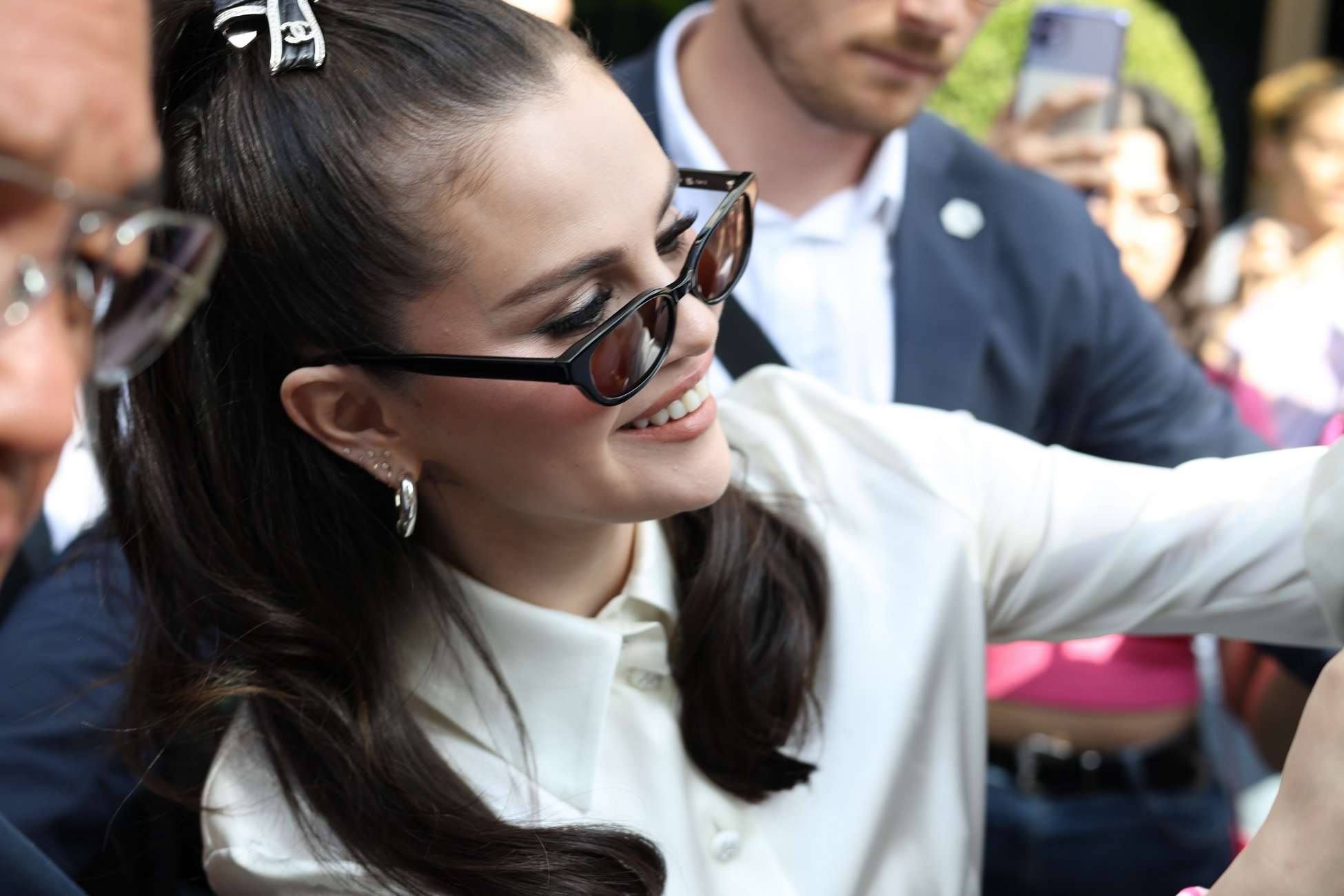 Selena_Gomez_-_greets_fans_after_her_Rare_beauty_event_at_the_Bulgari_Hotel_in_Paris2C_France__0609202309.jpg