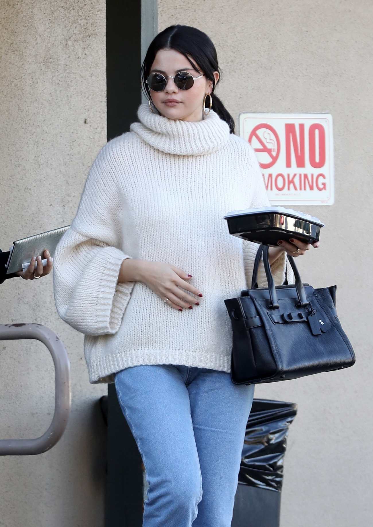 Selena_Gomez_-_has_lunch_at_Hugo_s_with_a_friend_on_New_Years_Eve2C_LA_12312018-01.jpg
