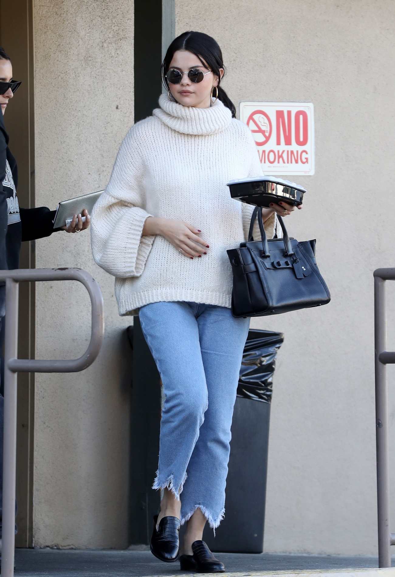 Selena_Gomez_-_has_lunch_at_Hugo_s_with_a_friend_on_New_Years_Eve2C_LA_12312018-02.jpg