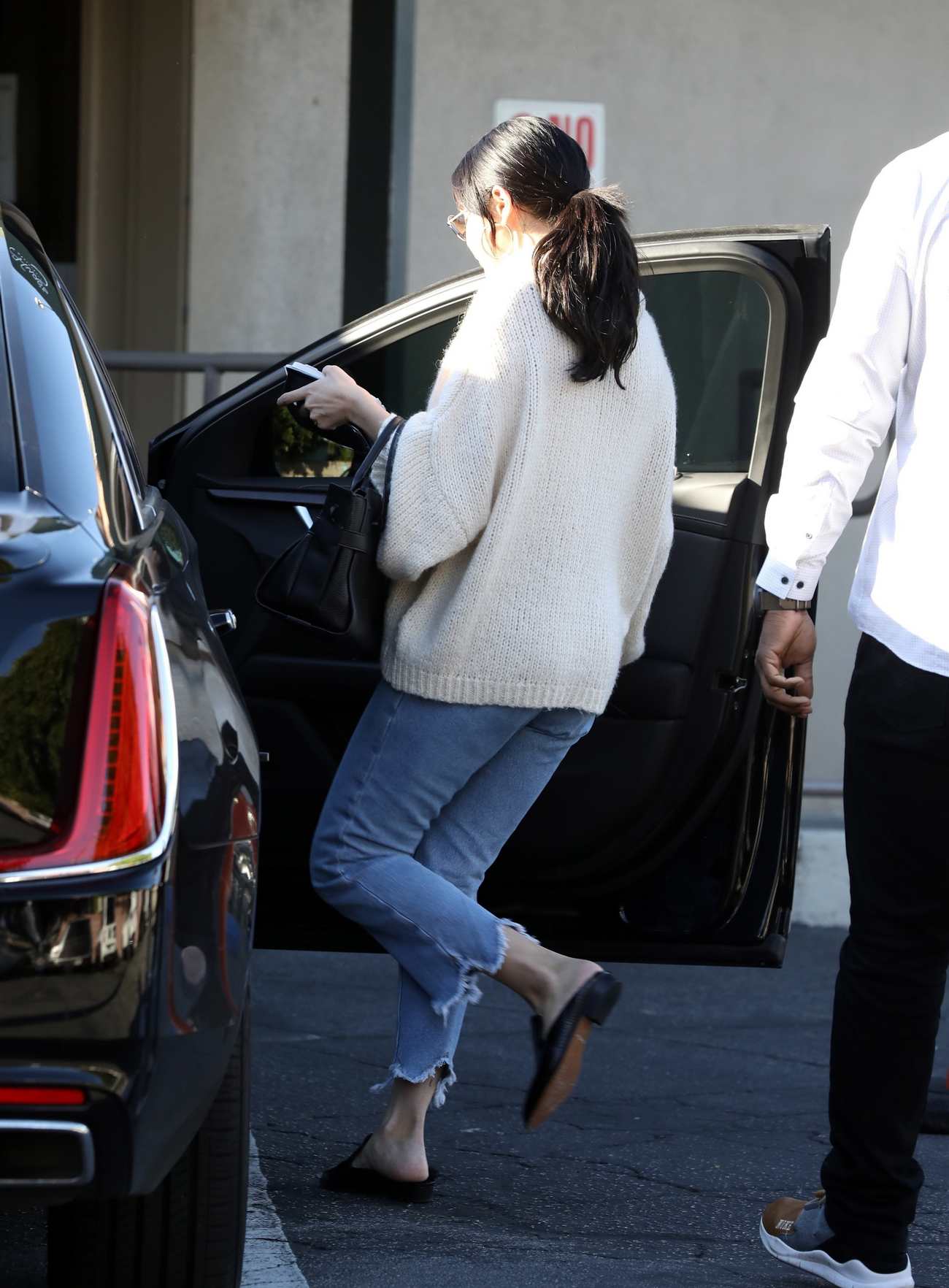Selena_Gomez_-_has_lunch_at_Hugo_s_with_a_friend_on_New_Years_Eve2C_LA_12312018-04.jpg