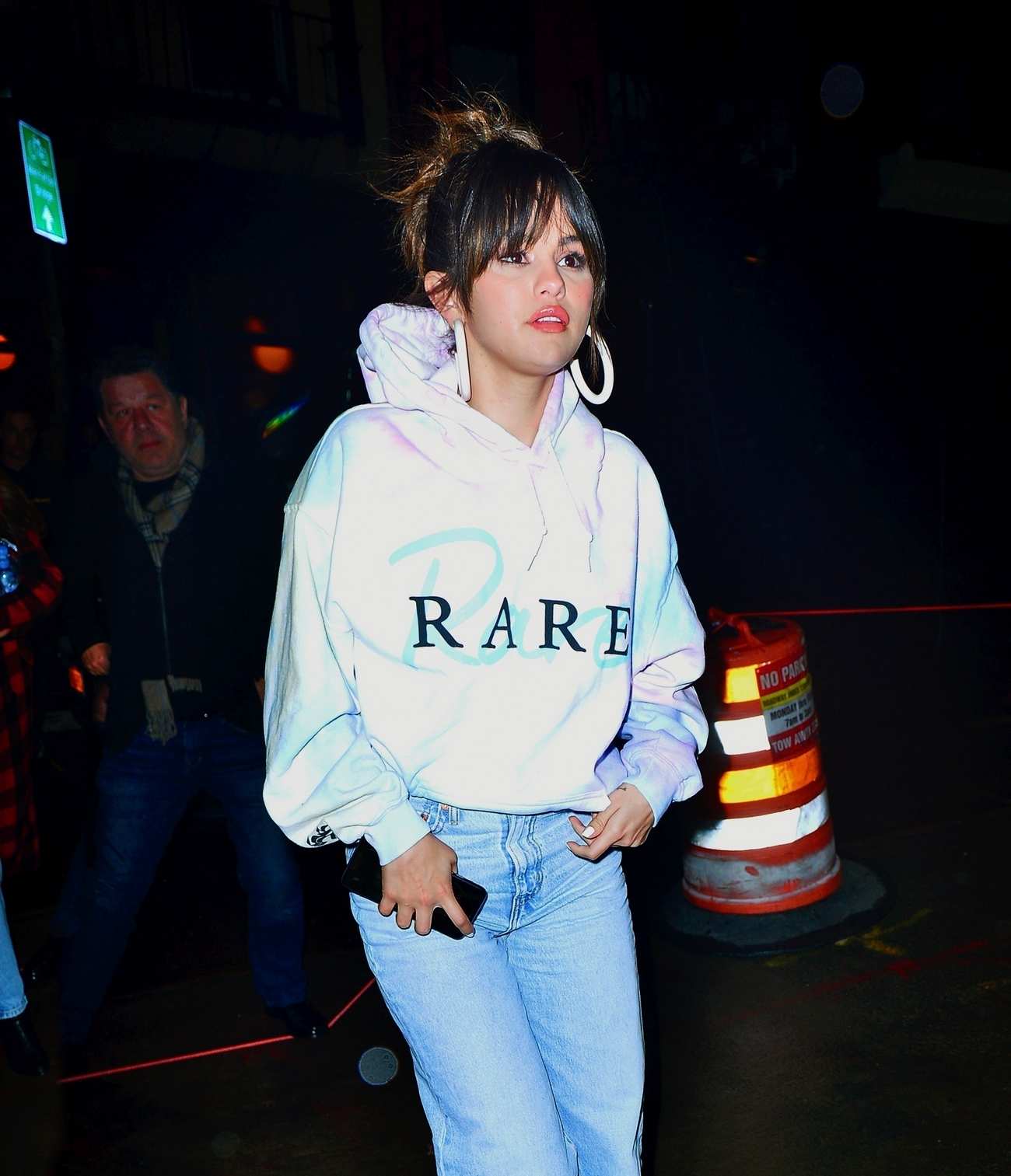 Selena_Gomez_-_heads_to_Bang_Bang_tattoo_parlor_in_New_York_City2C_01142020-01.jpg
