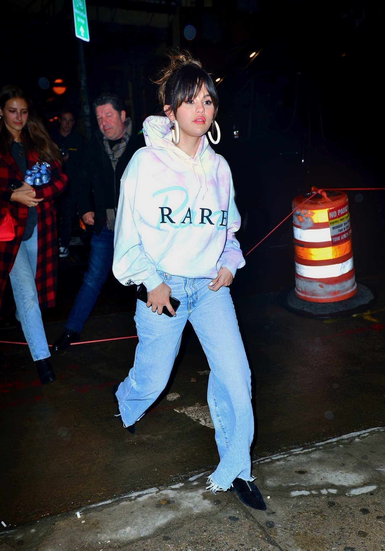 Selena_Gomez_-_heads_to_Bang_Bang_tattoo_parlor_in_New_York_City2C_01142020-02.jpg