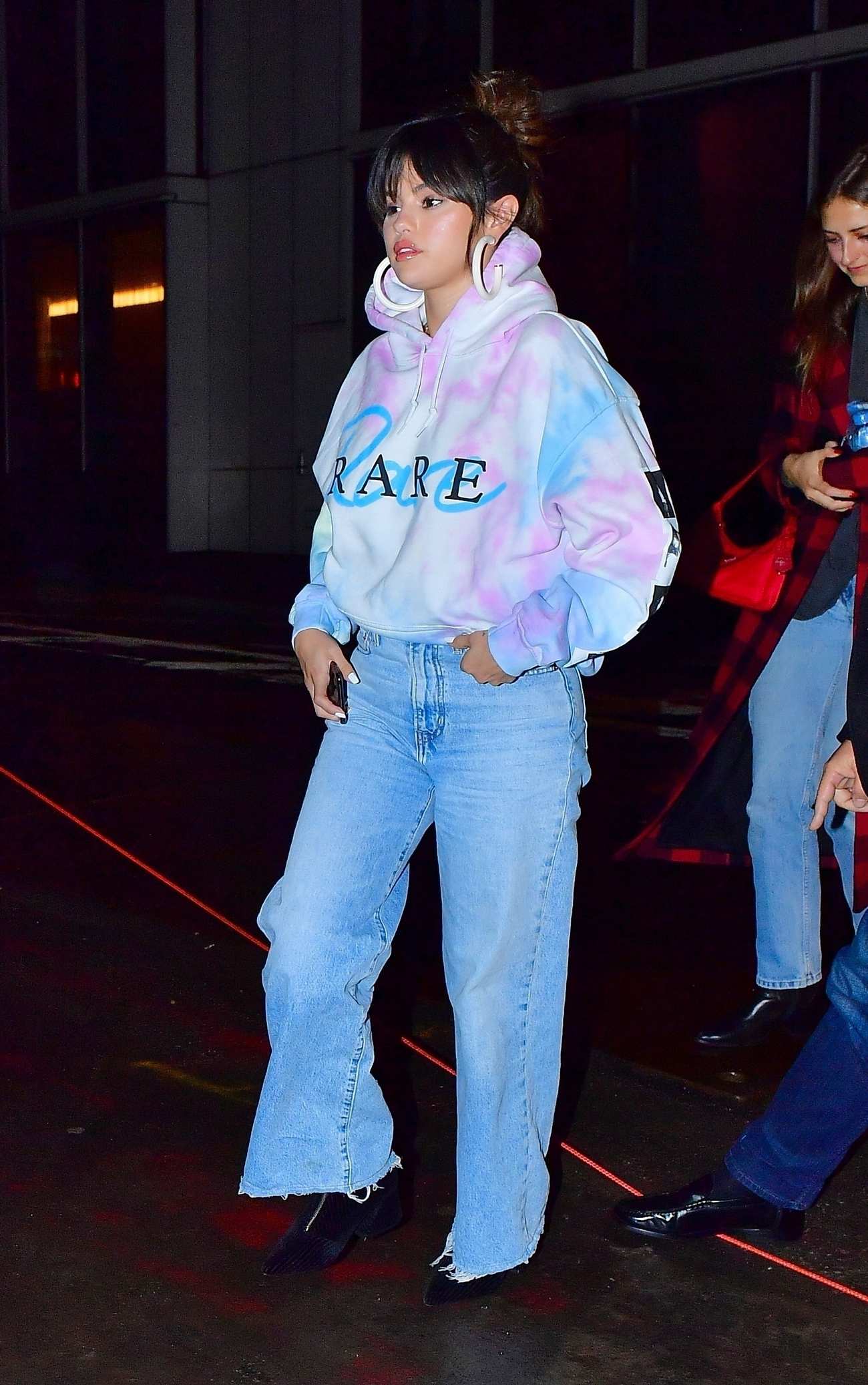 Selena_Gomez_-_heads_to_Bang_Bang_tattoo_parlor_in_New_York_City2C_01142020-06.jpg