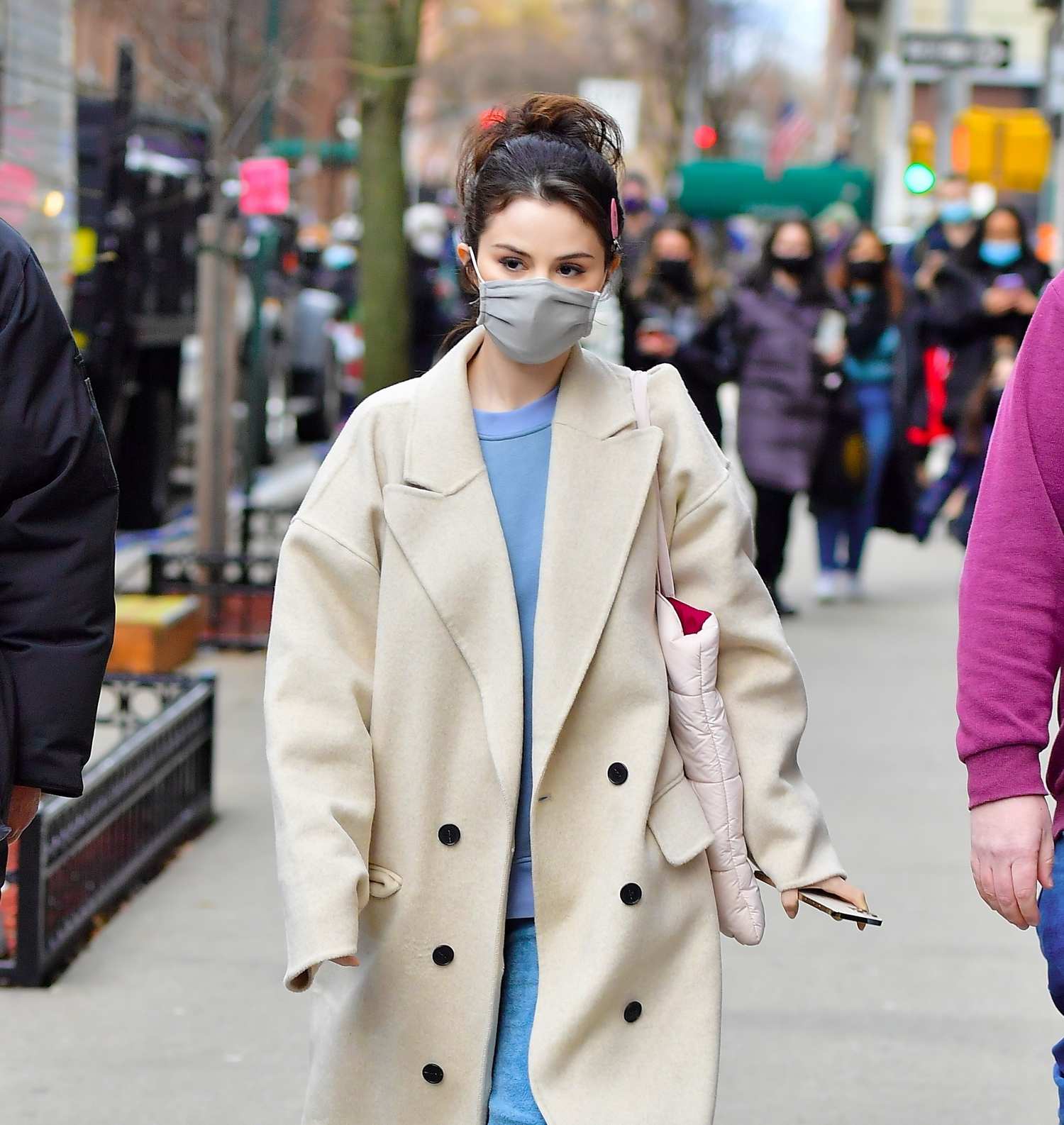 Selena_Gomez_-_heads_to_the_set_of_Only_Murders_in_The_Building_in_New_York_City2C_01172021_03.jpg