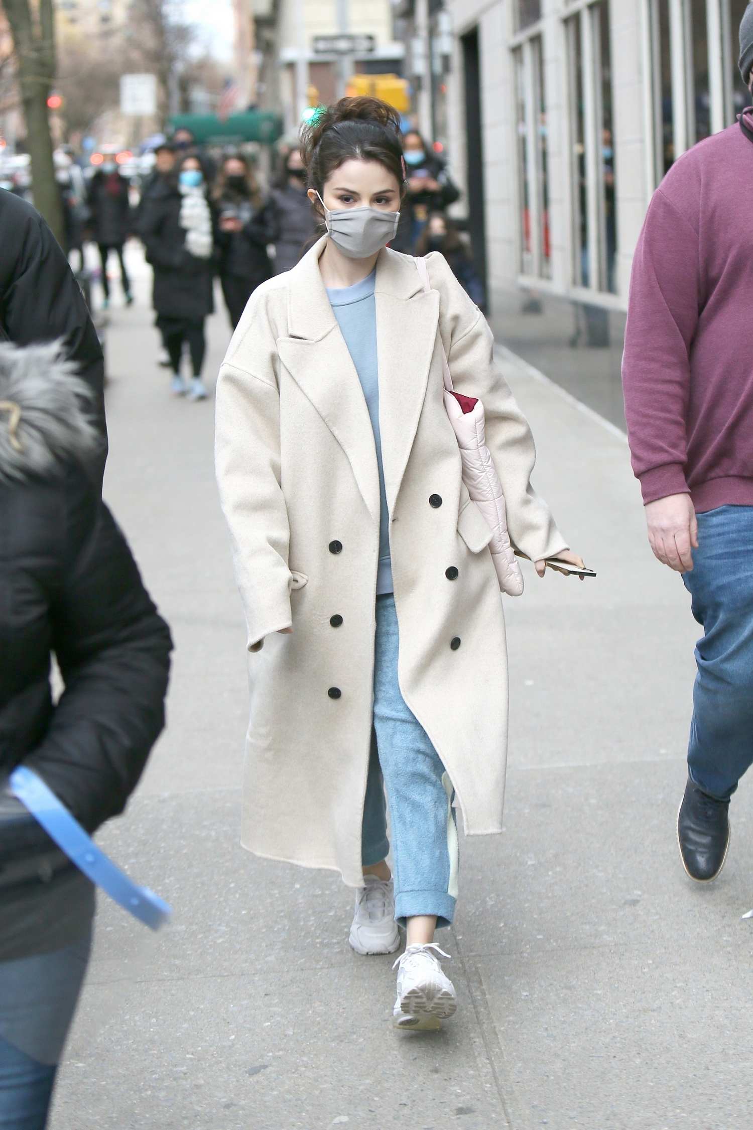 Selena_Gomez_-_heads_to_the_set_of_Only_Murders_in_The_Building_in_New_York_City2C_01172021_10.jpg