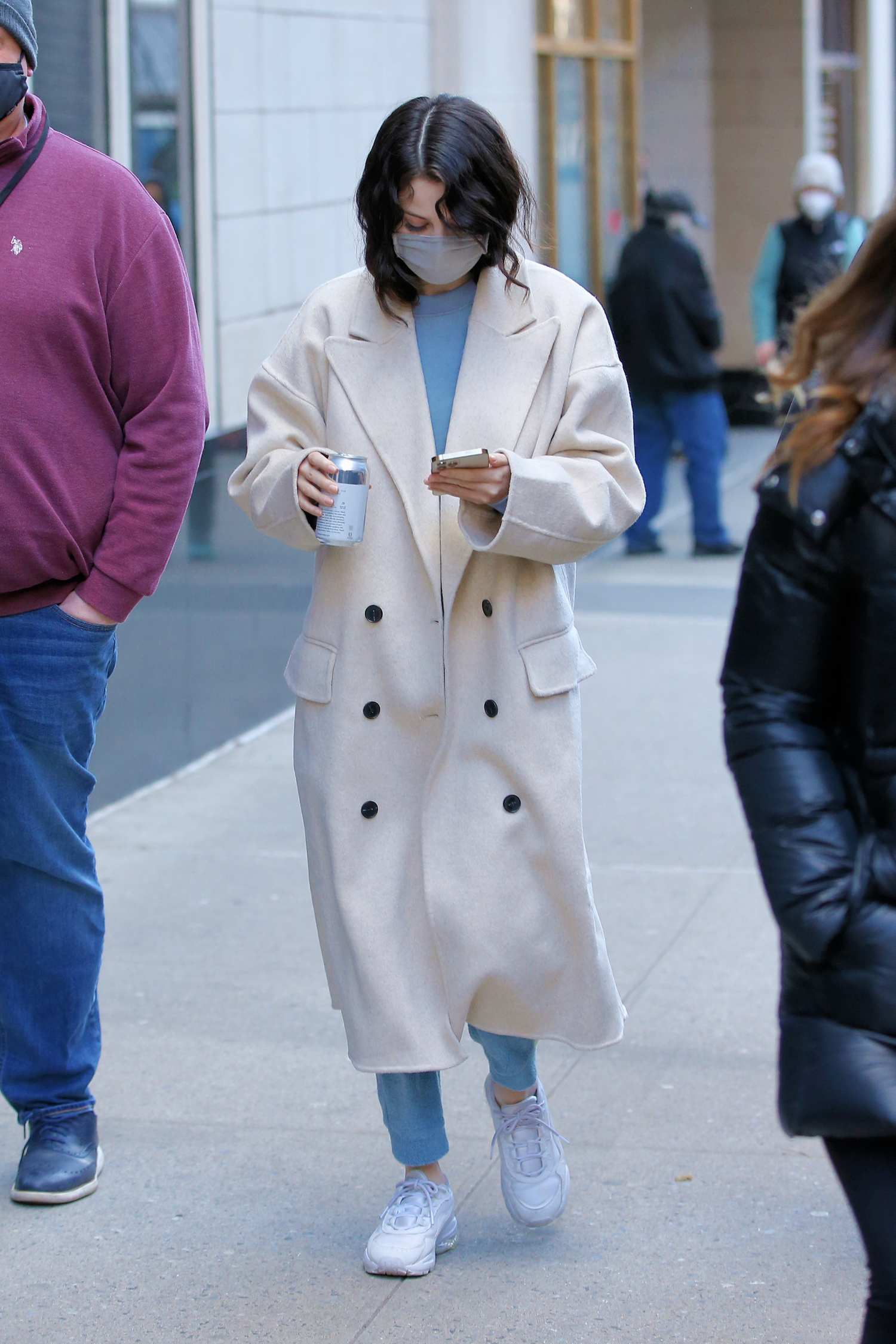 Selena_Gomez_-_heads_to_the_set_of_Only_Murders_in_The_Building_in_New_York_City2C_01172021_11.jpg