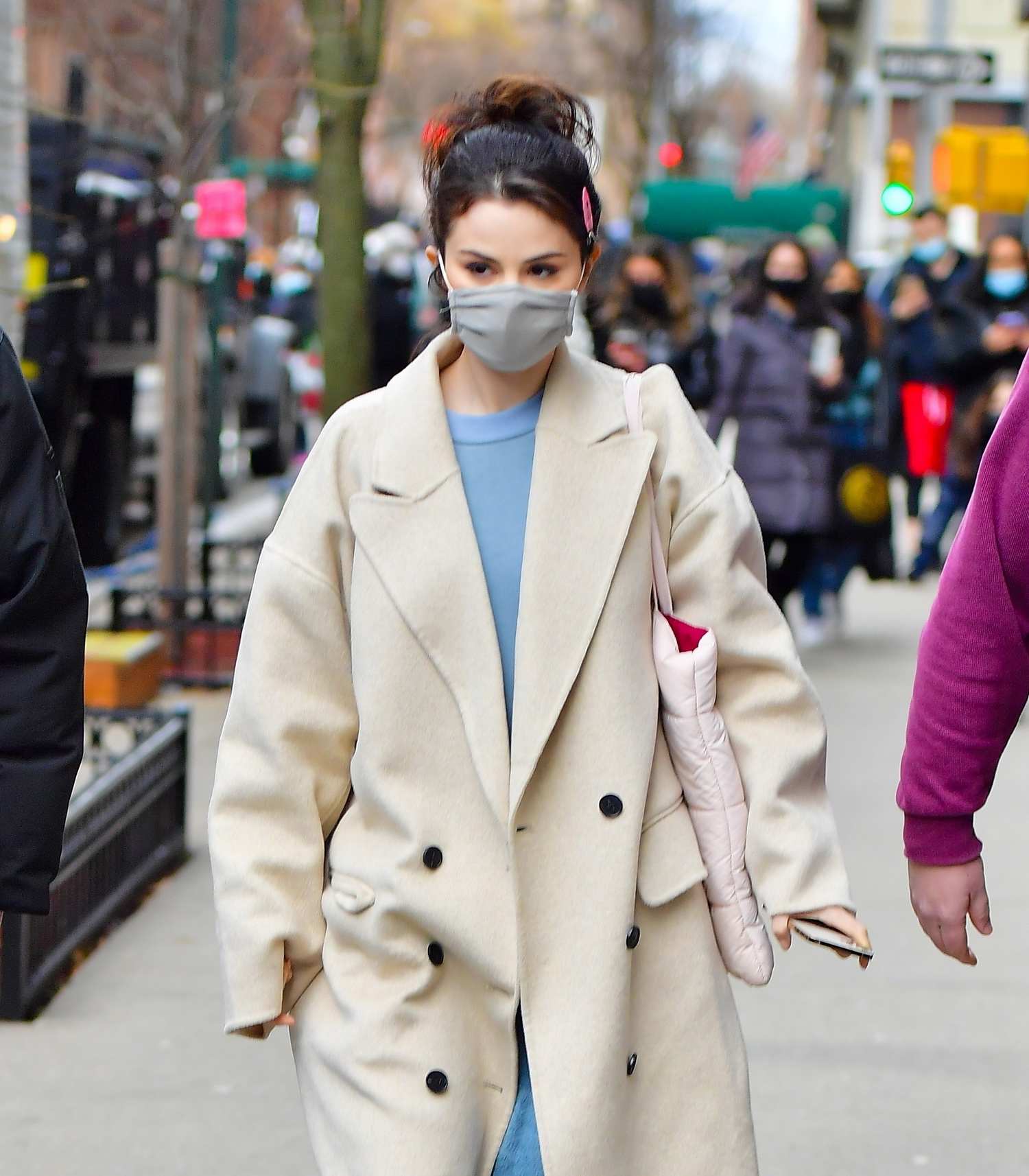 Selena_Gomez_-_heads_to_the_set_of_Only_Murders_in_The_Building_in_New_York_City2C_01172021_13.jpg
