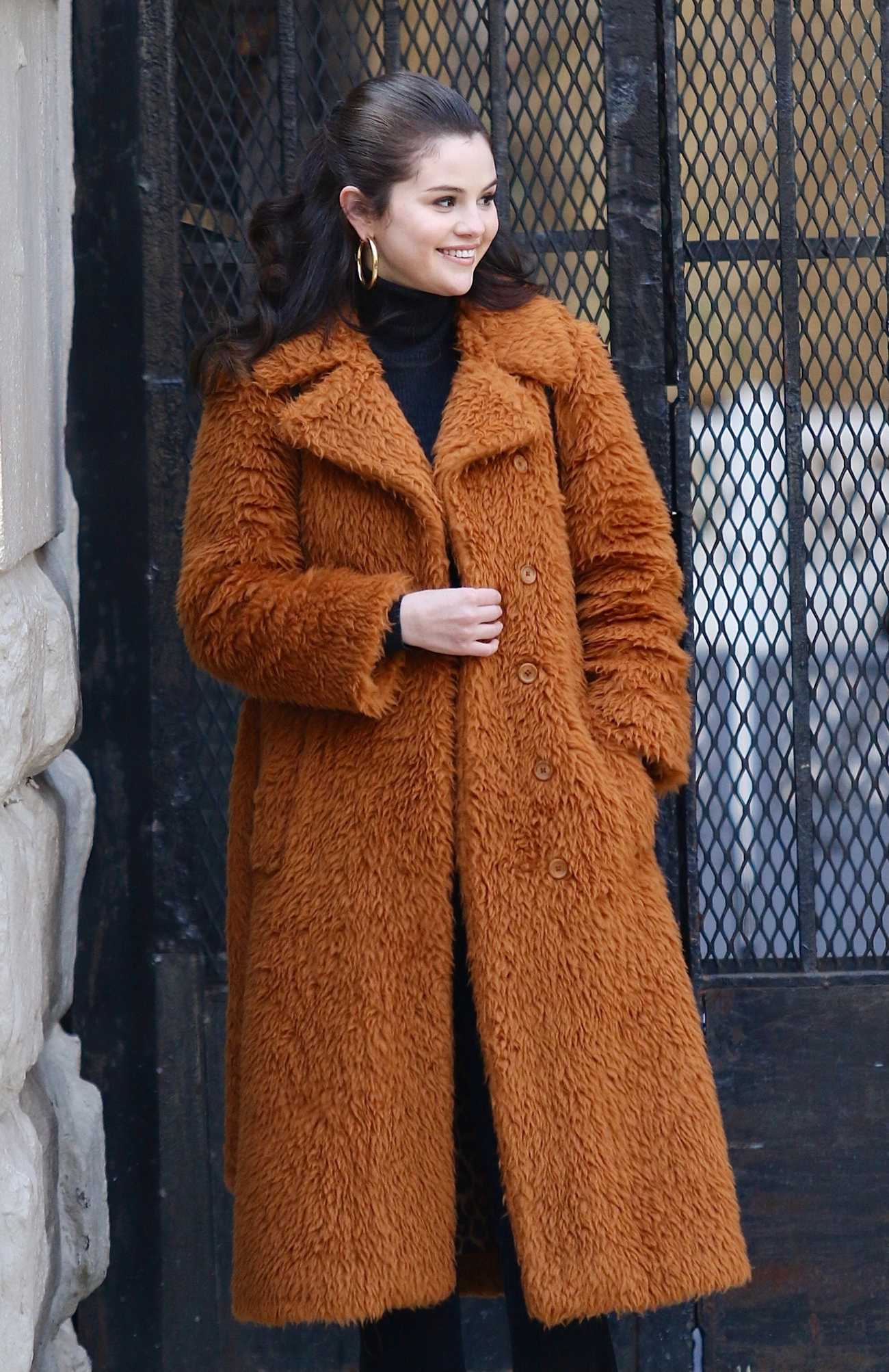 Selena_Gomez_-_is_all_smiles_on_the_set_of_Only_Murders_In_The_Building_filming_in_Manhattan2C_New_York__02242021_03.jpg