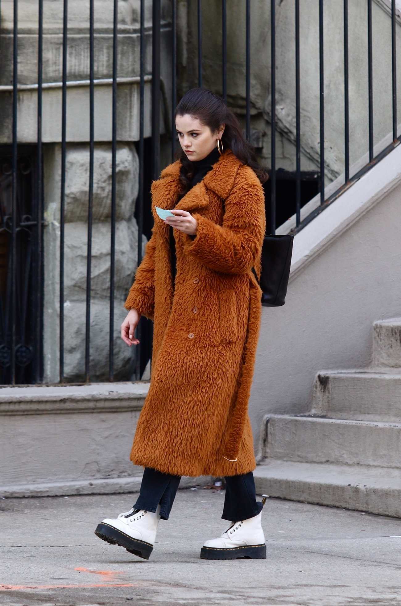 Selena_Gomez_-_is_all_smiles_on_the_set_of_Only_Murders_In_The_Building_filming_in_Manhattan2C_New_York__02242021_04.jpg