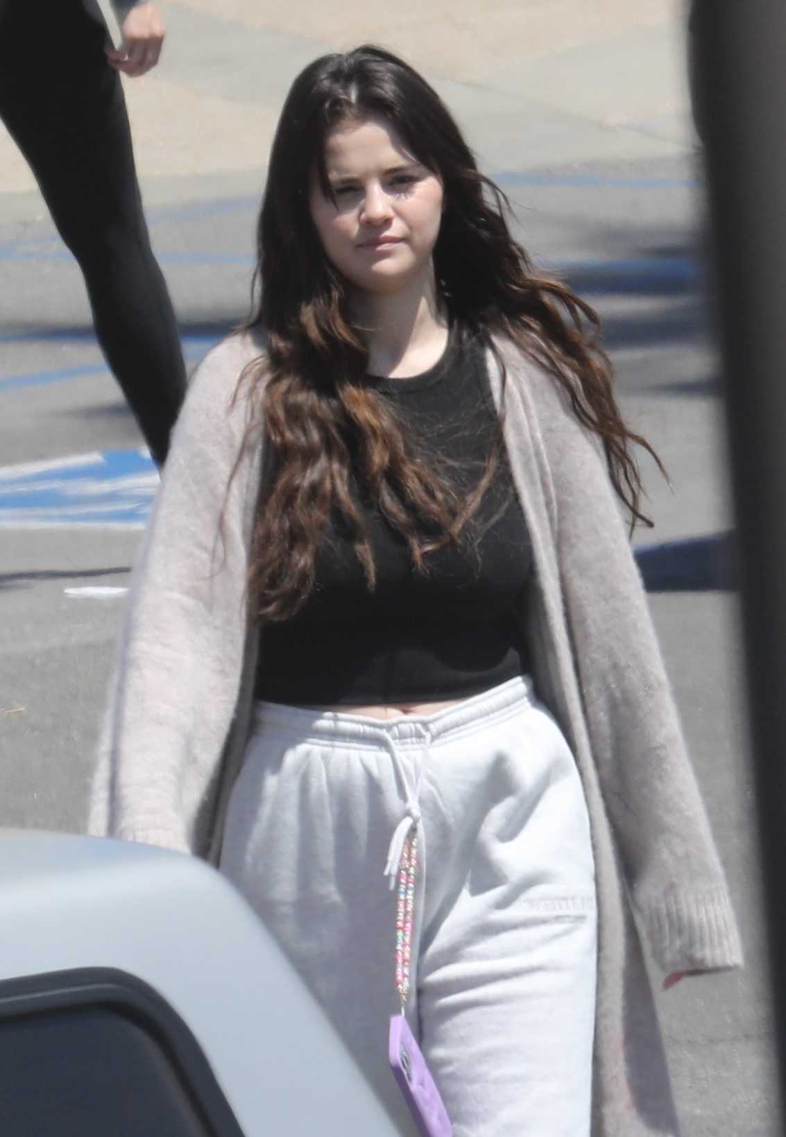 Selena_Gomez_-_joins_her_friends_during_a_grocery_run_in_Malibu2C_California__0529202201.jpg