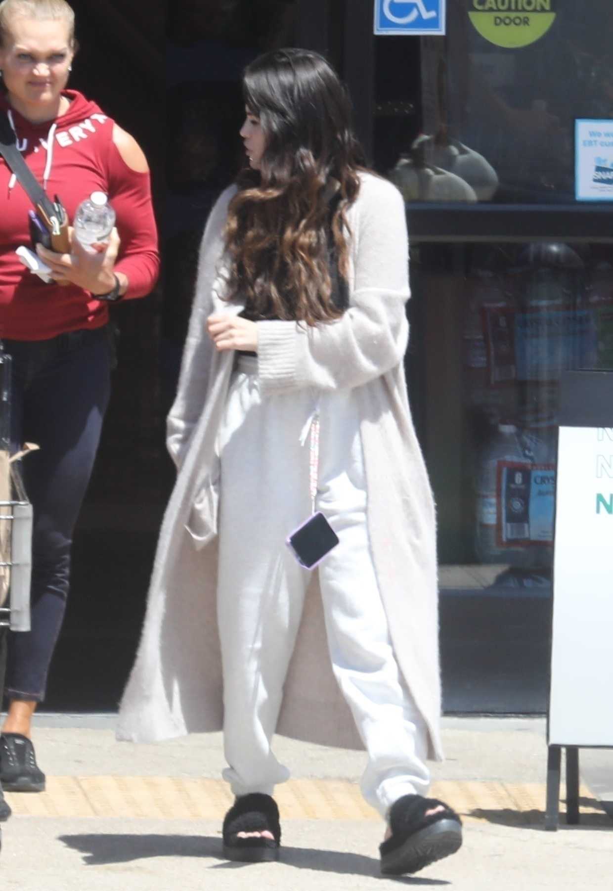 Selena_Gomez_-_joins_her_friends_during_a_grocery_run_in_Malibu2C_California__0529202204.jpg