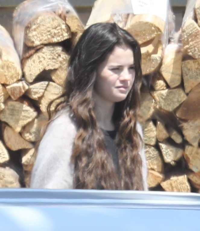 Selena_Gomez_-_joins_her_friends_during_a_grocery_run_in_Malibu2C_California__0529202206.jpg