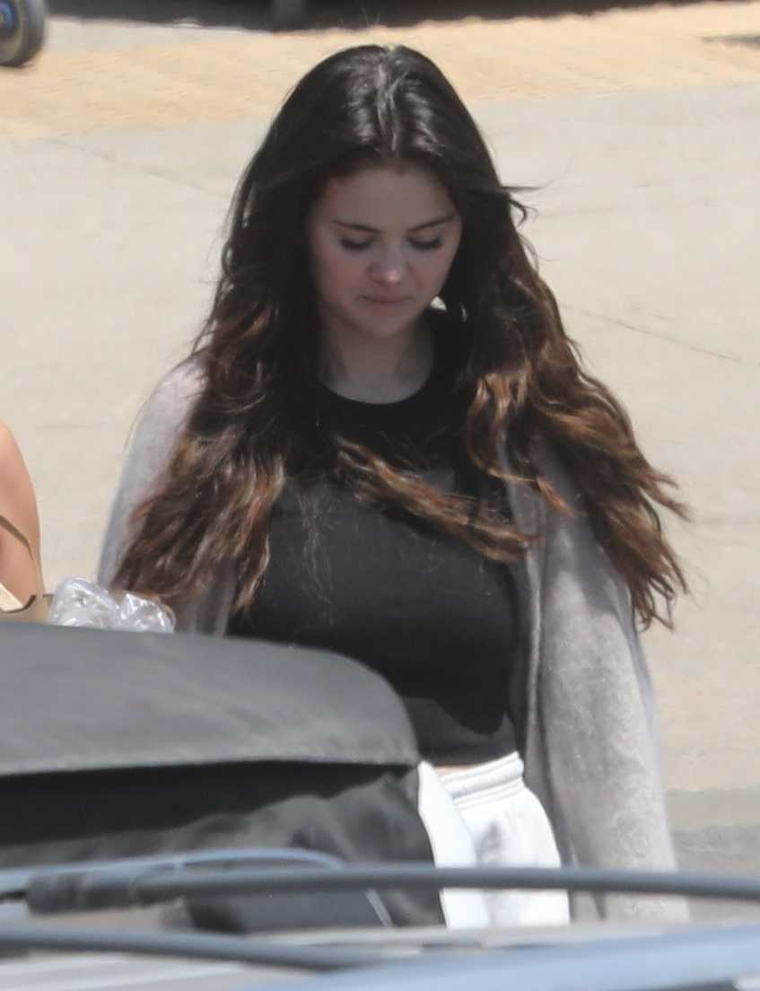 Selena_Gomez_-_joins_her_friends_during_a_grocery_run_in_Malibu2C_California__0529202208.jpg