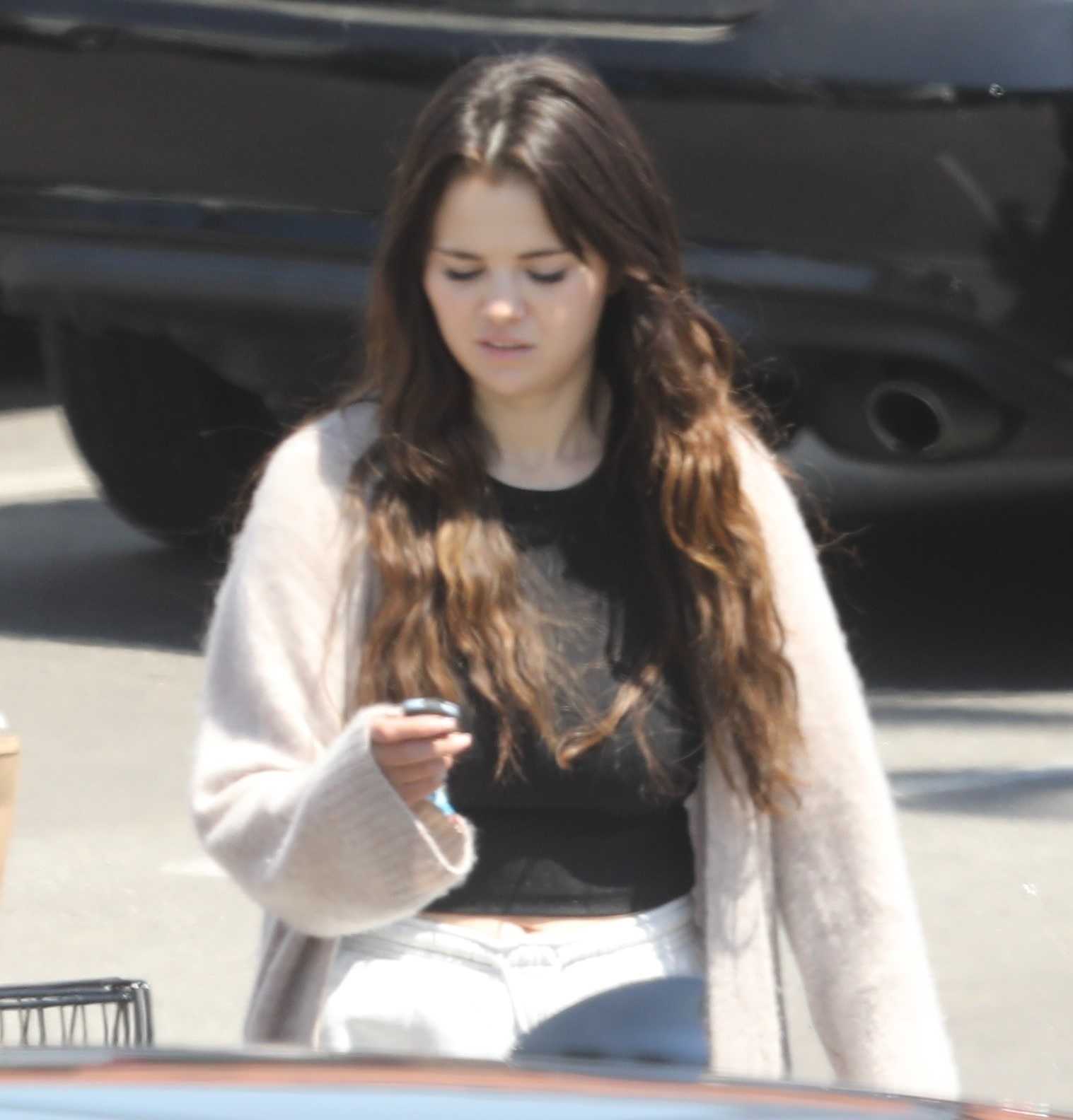 Selena_Gomez_-_joins_her_friends_during_a_grocery_run_in_Malibu2C_California__0529202211.jpg