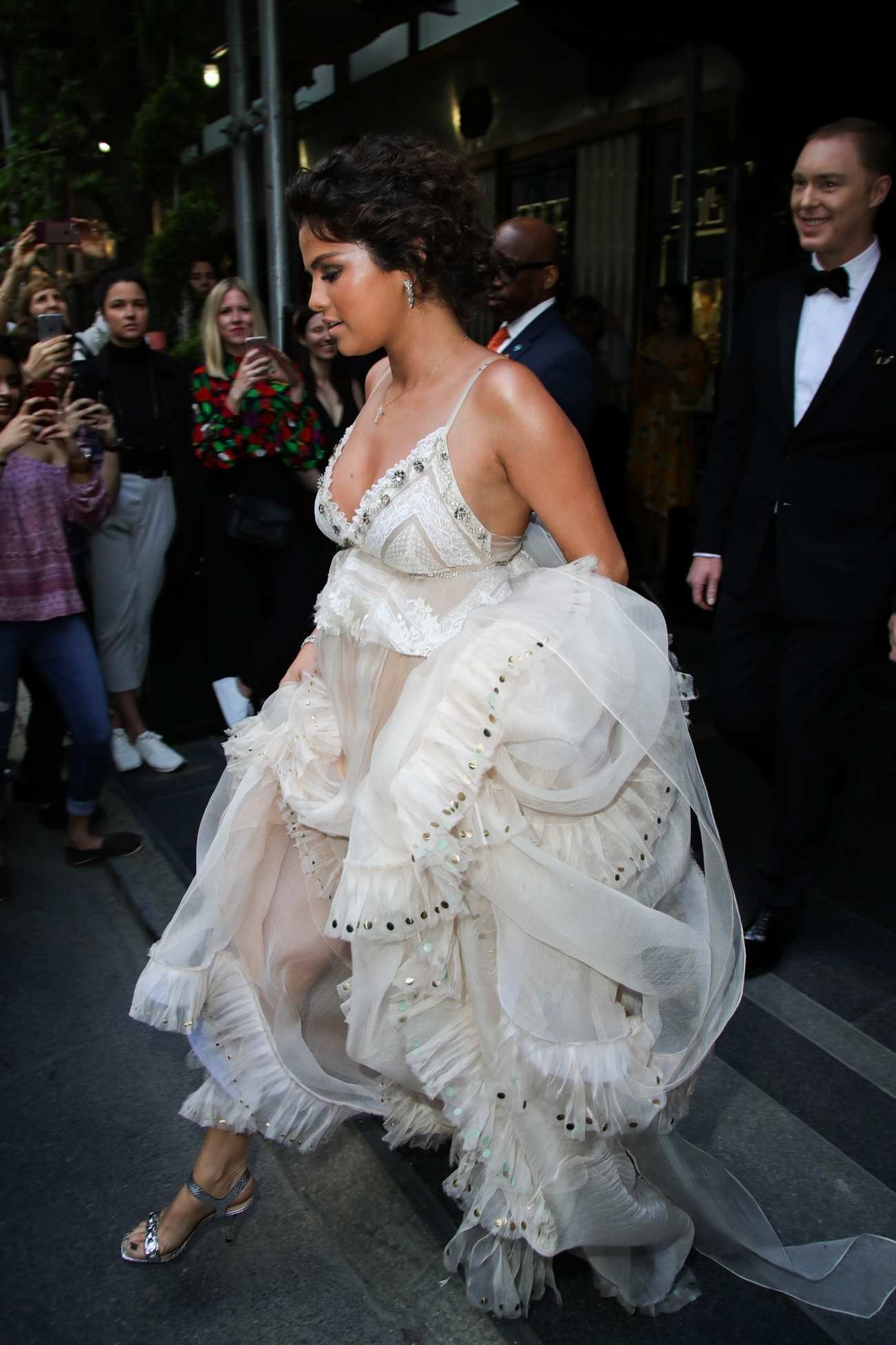Selena_Gomez_-_leaves_Carlyle_Hotel_on_May_7-04.jpg