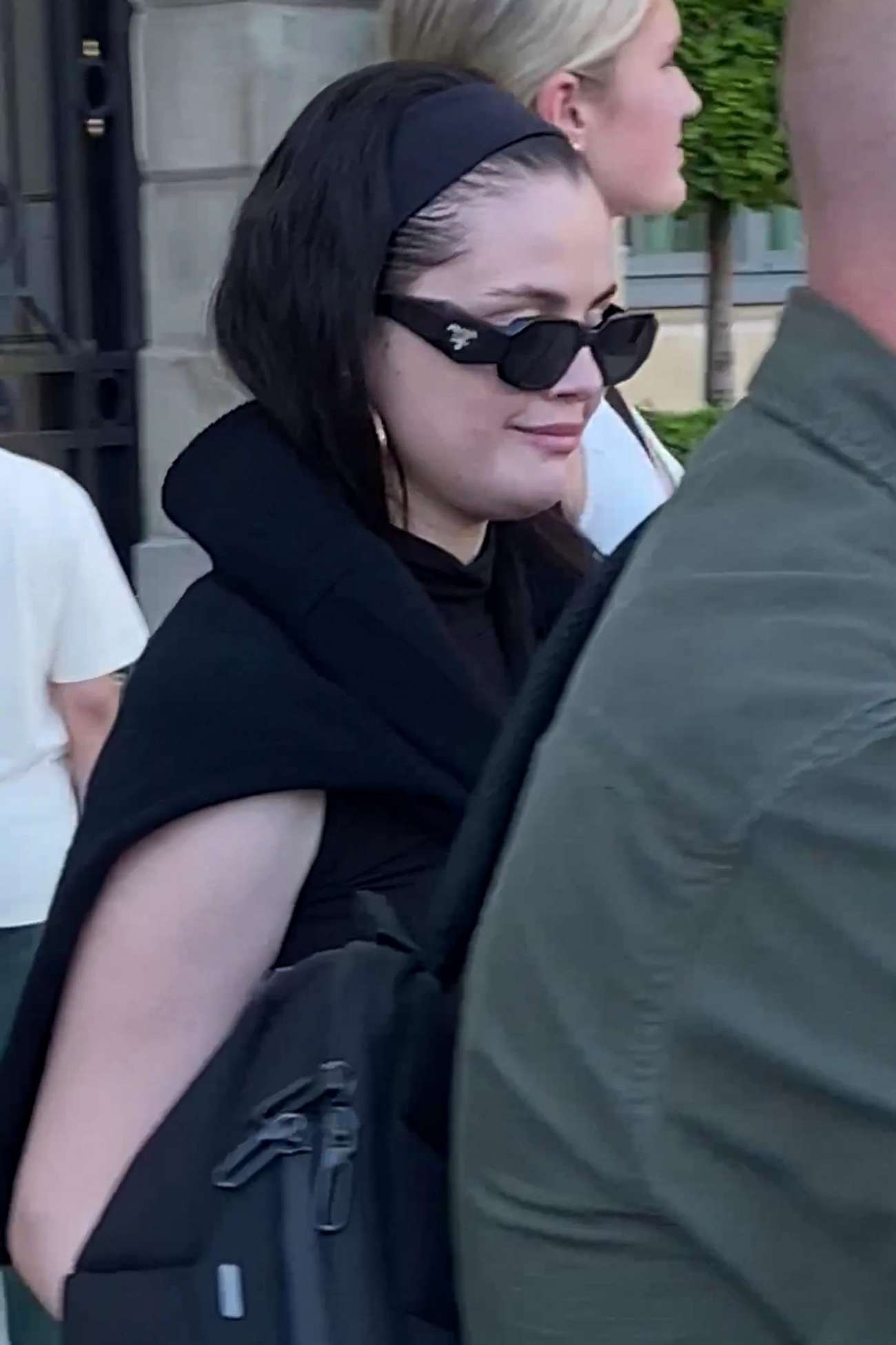 Selena_Gomez_-_leaves_the_Ritz_hotel_in_an_all-black_ensemble_in_Paris2C_France__0531202302.jpg