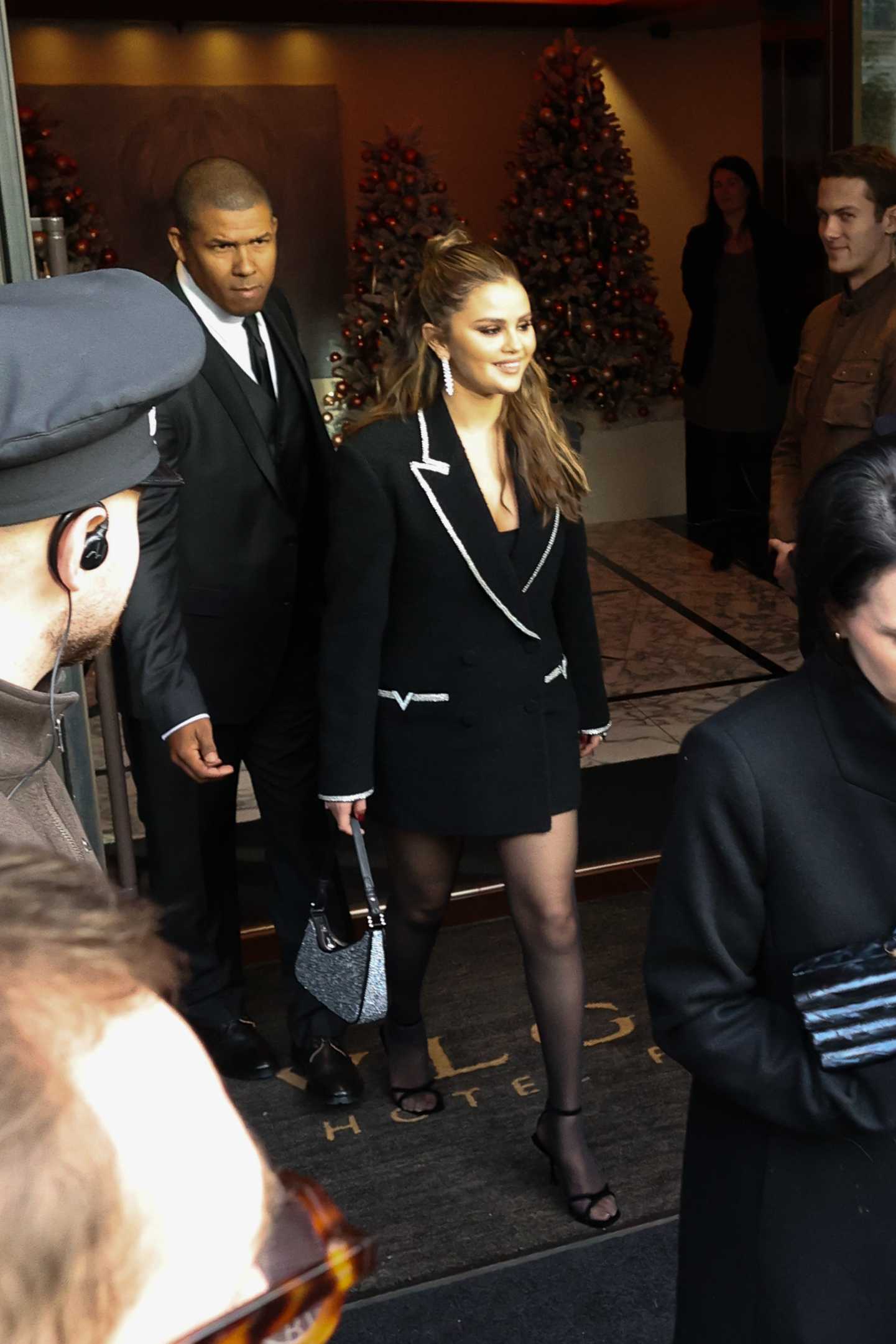 Selena_Gomez_-_leaving_her_hotel_in_Paris2C_France_-_November_262C_202309.jpg