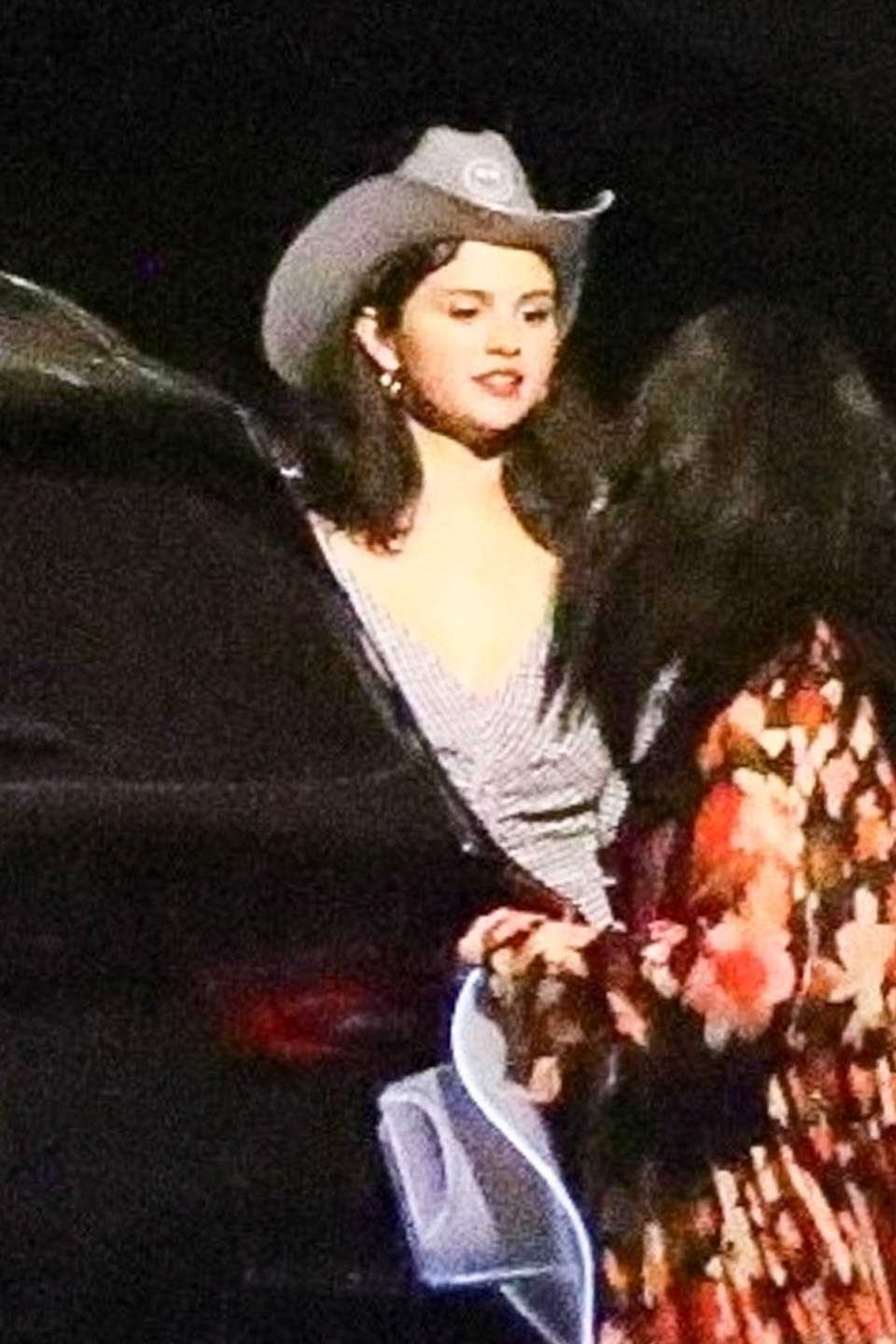 Selena_Gomez_-_leaving_the_Greek_theater_with_friends_after_a_night_out_in_LA_August_262C_2019-04.jpg