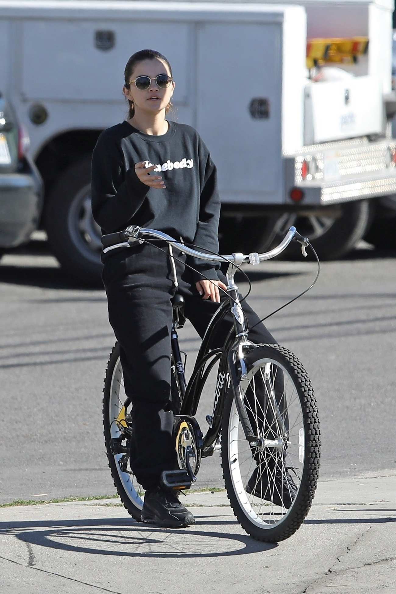 Selena_Gomez_-_out_for_a_morning_bike_with_a_friend_in_Studio_City2C_CA__01242020-02.jpg