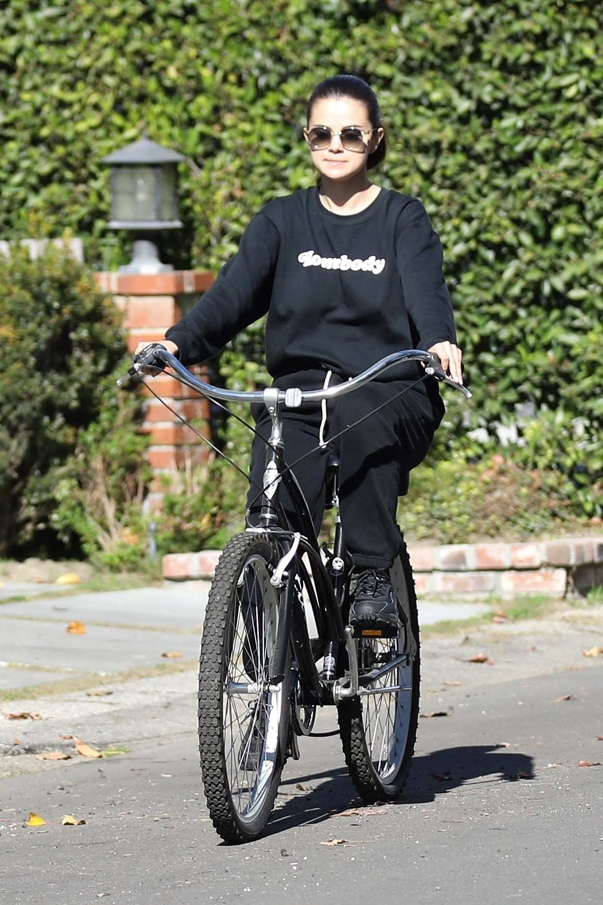 Selena_Gomez_-_out_for_a_morning_bike_with_a_friend_in_Studio_City2C_CA__01242020-03.jpg