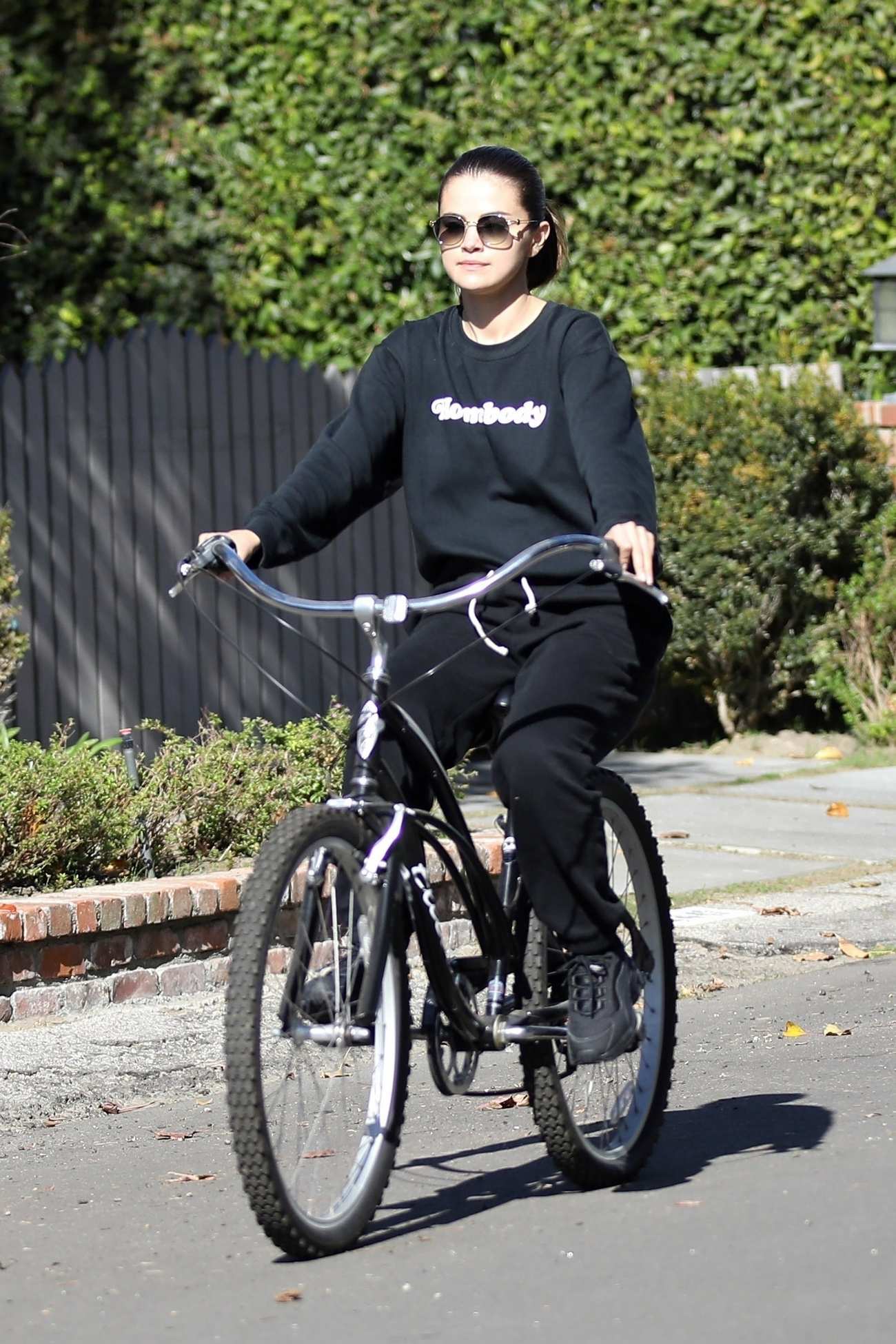 Selena_Gomez_-_out_for_a_morning_bike_with_a_friend_in_Studio_City2C_CA__01242020-04.jpg
