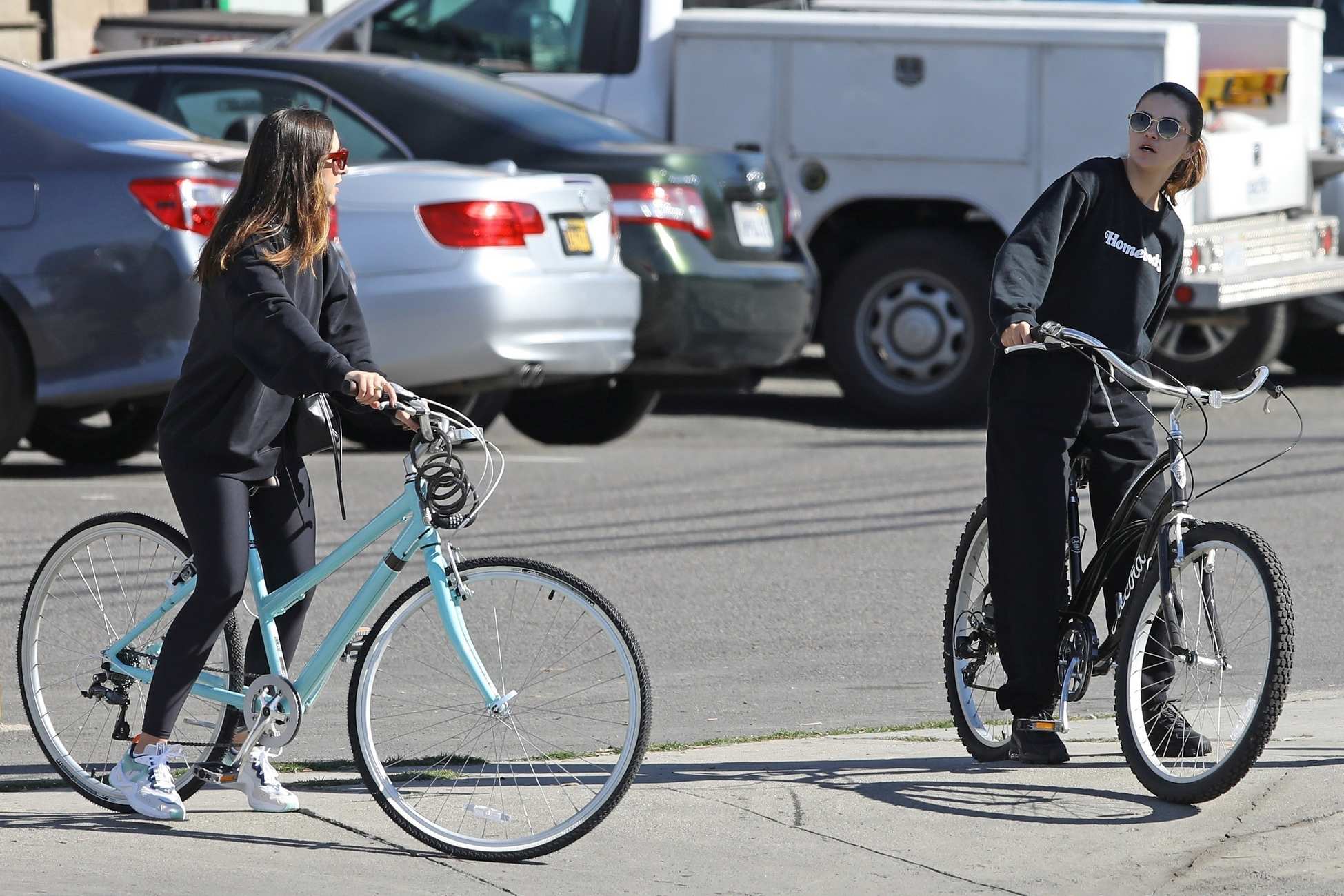 Selena_Gomez_-_out_for_a_morning_bike_with_a_friend_in_Studio_City2C_CA__01242020-06.jpg
