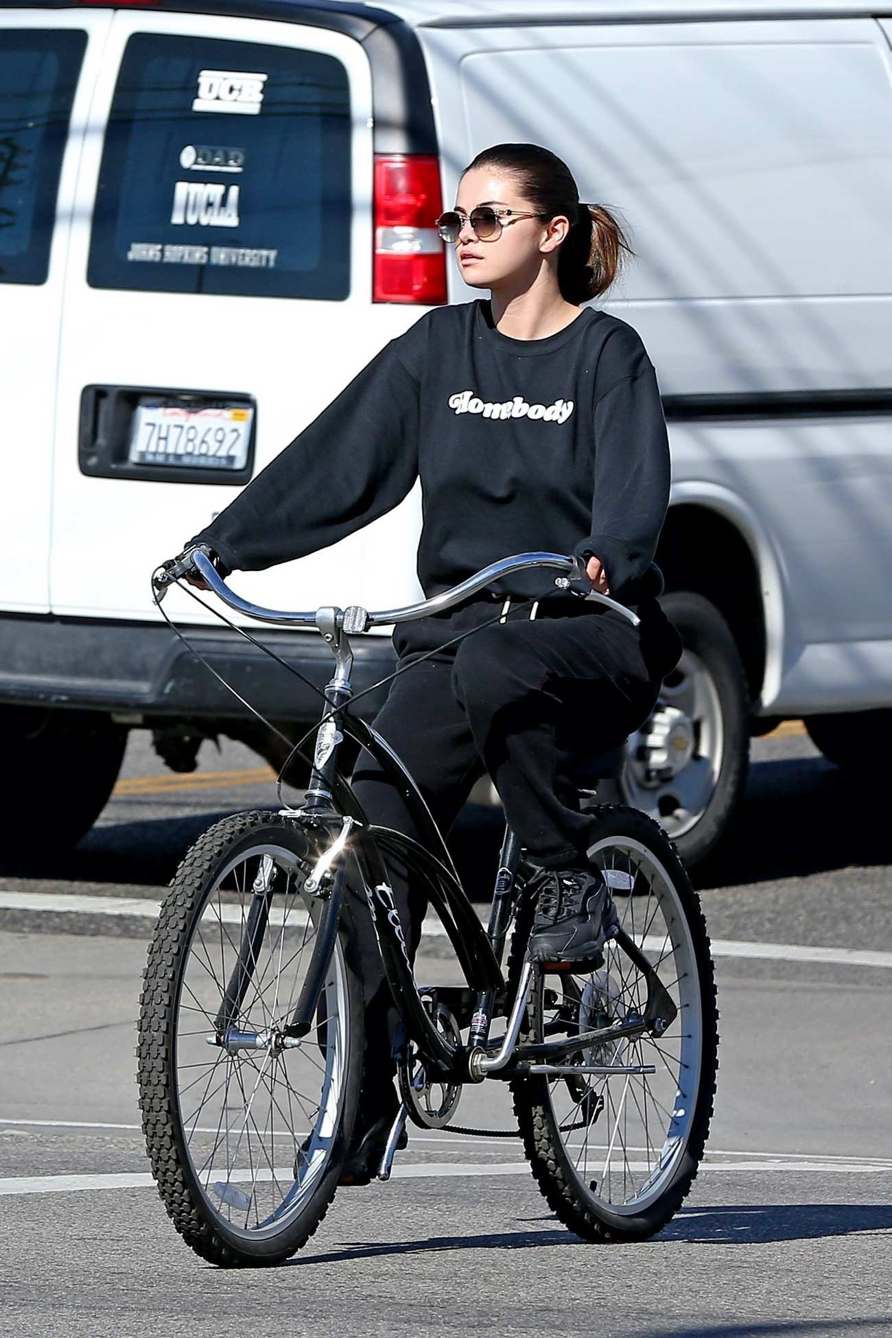 Selena_Gomez_-_out_for_a_morning_bike_with_a_friend_in_Studio_City2C_CA__01242020-09.jpg