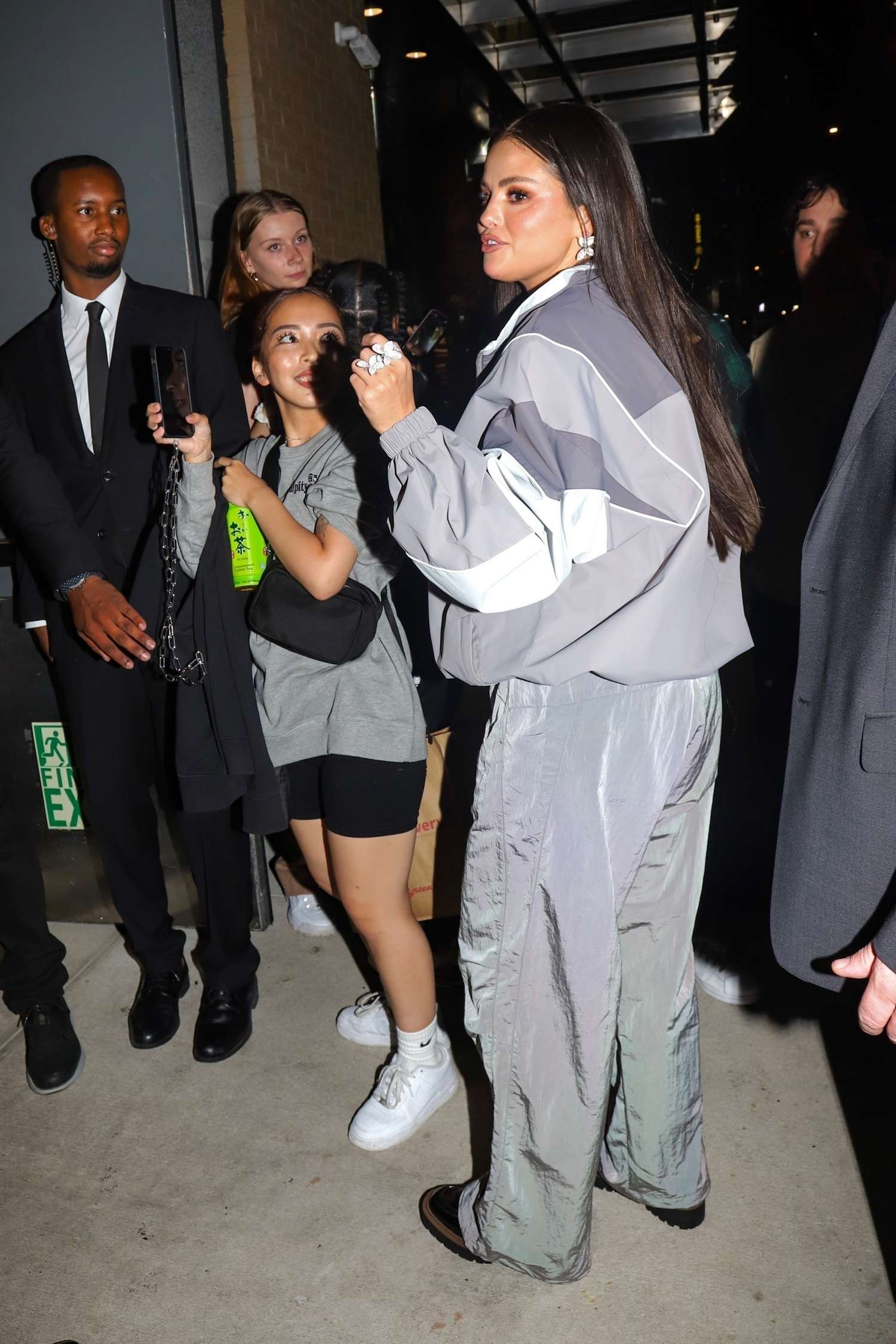 Selena_Gomez_-_returns_to_her_hotel_after_the_VMA_s_in_New_York2C_0912202306.jpg