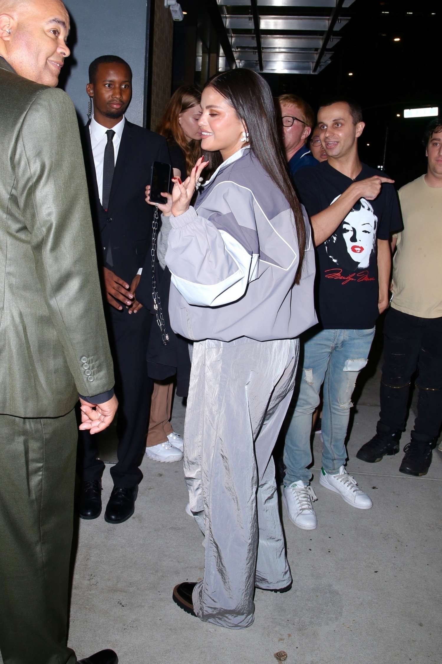 Selena_Gomez_-_returns_to_her_hotel_after_the_VMA_s_in_New_York2C_0912202308.jpg